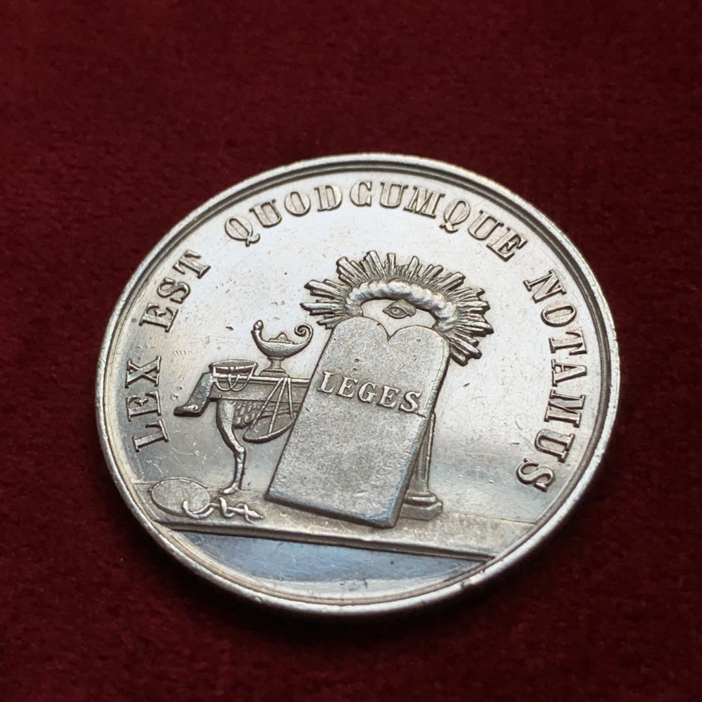 《竞宝斋》第100场-纪念拍卖 (全场包邮)中拍得限量纪念章 法国 1860至1879年左右 拉昂区公证人圆型银质代币 细节很不错 直径32.7mm 重12.9克 蜜蜂边铭 银标