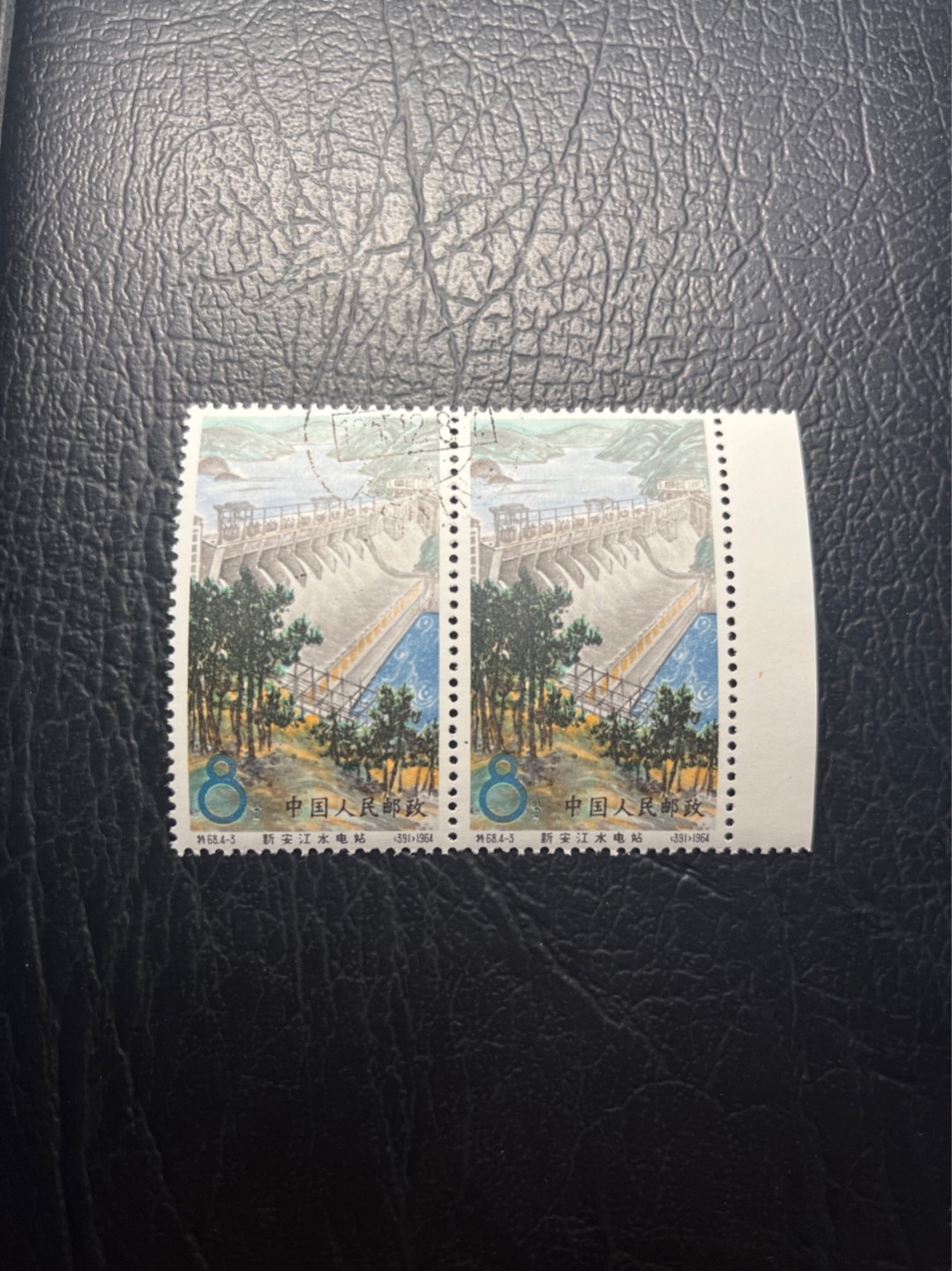 洪涛臻品 精选邮票限时拍卖第四十九期 特68新安江4-3盖销 2连，品相可以用完美形容， 版撕全品嘎嘎绝，背胶雪白。解放初的经典票，整版撕开，面艳胶白，票挺洁净，齿孔完美，收藏评级两相宜。老纪特的版票资源十分稀缺难寻，机会来临时必须抓住。