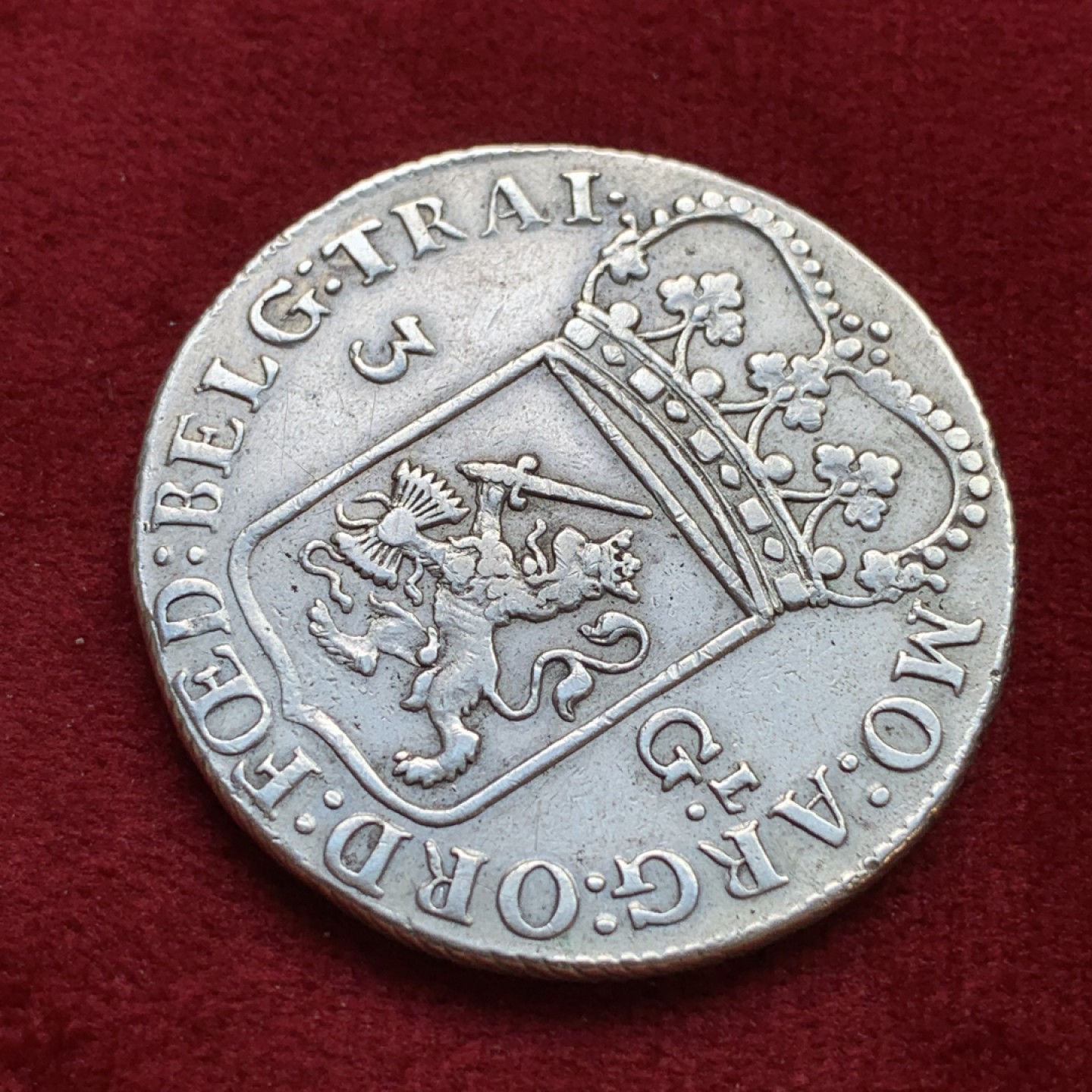 《竞宝斋》第100场-纪念拍卖 (全场包邮)中拍得限量纪念章 荷兰 1795年 3盾 女站人大银币 31.34克 的大重量  打制均匀 细节很不错 难得裸币 斜边齿 非常有特色