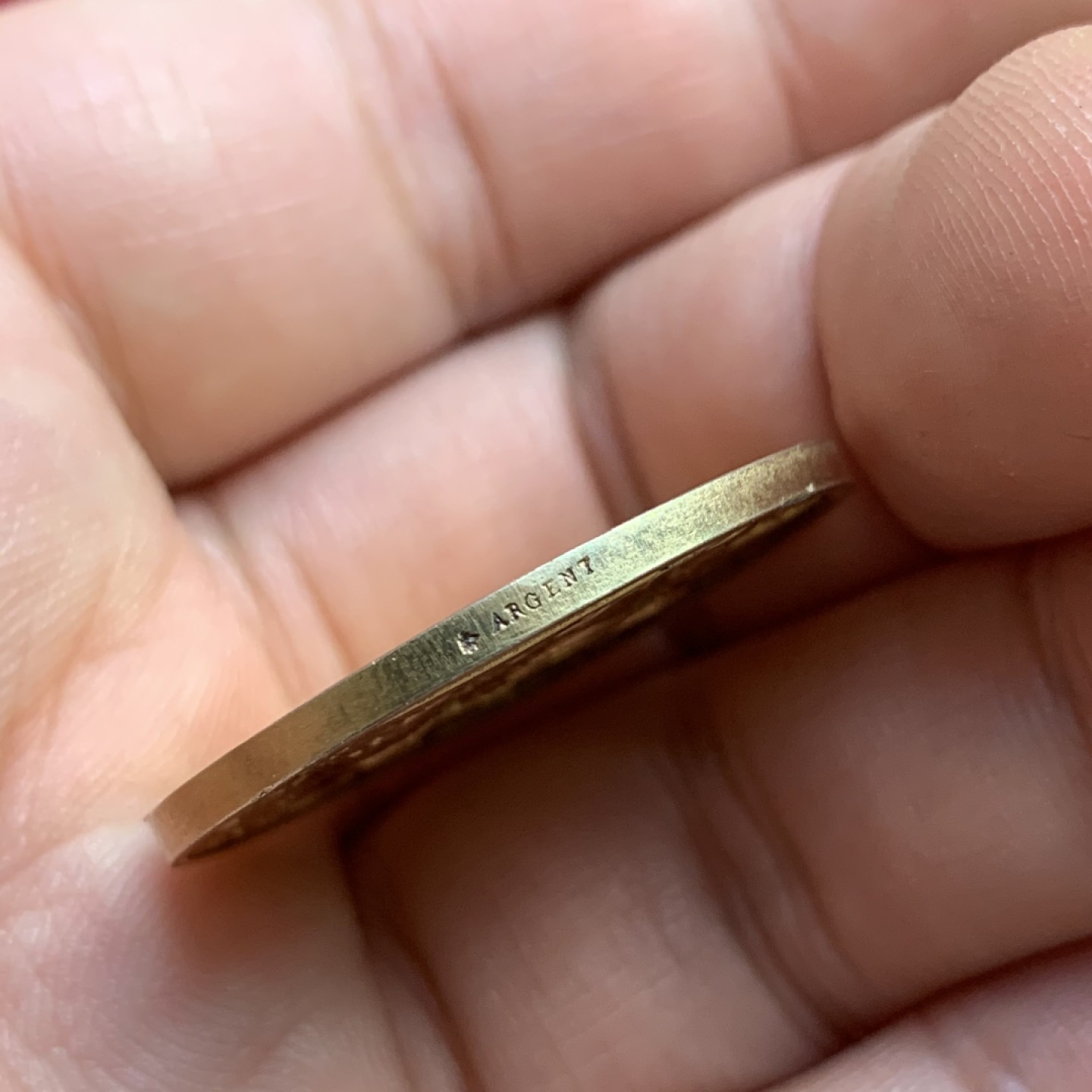 《竞宝斋》第100场-纪念拍卖 (全场包邮)中拍得限量纪念章 法国 1871年 银质结婚纪念章 面花体铭文 边缘带结婚日期镀金版 蜜蜂边铭 银标 非常少见 直径30.1mm 重12.25克