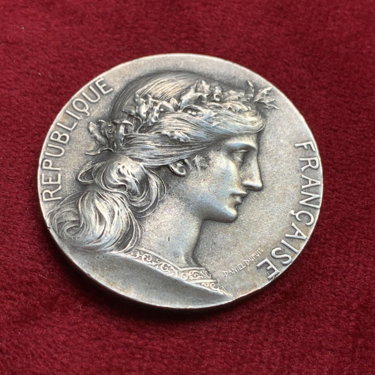 《竞宝斋》第100场-纪念拍卖 (全场包邮)中拍得限量纪念章 法国 1880-1898年  博韦商会  玛丽安娜 纪念银章 22.8克 35.9直径 细节工艺很不错 丰饶角边铭银标