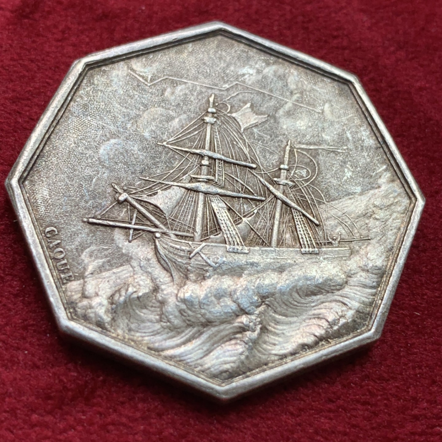 《竞宝斋》第100场-纪念拍卖 (全场包邮)中拍得限量纪念章 名誉品 法国1832至1841年海洋保险 海妖 八角银质代币 深彩包浆 细节保存的非常好 脸部清晰 法代目录封面币 神灯边铭 重17.44克 对角直径35.8mm