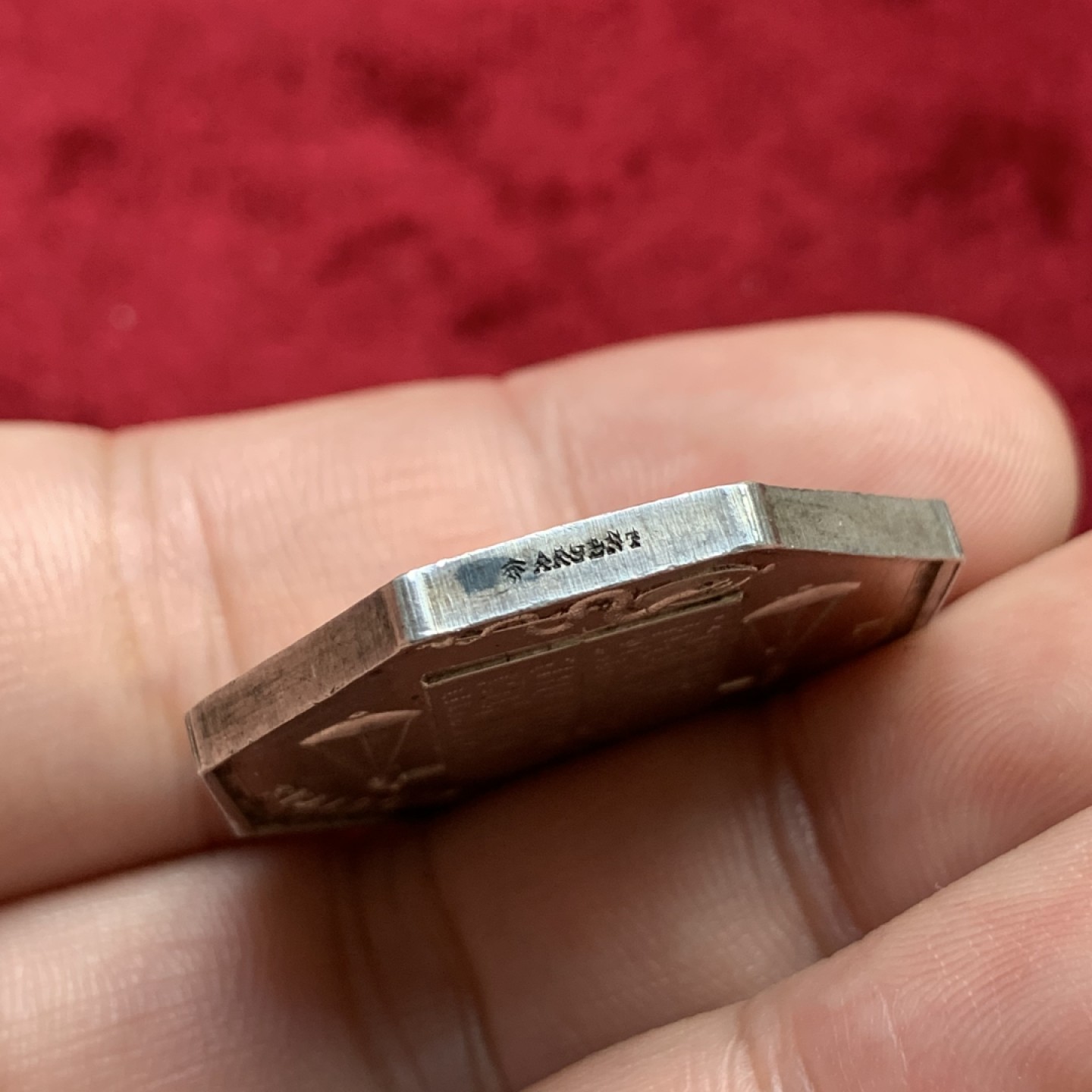 《竞宝斋》第100场-纪念拍卖 (全场包邮)中拍得限量纪念章 法国 1860至1879年 公证人八角代币 非常厚重 蜜蜂边铭 银标 对角直径33.27mm 重16.7克 