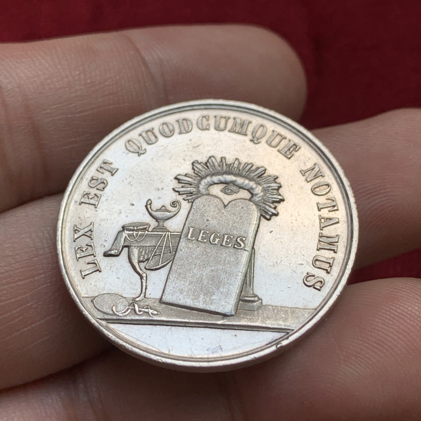 《竞宝斋》第100场-纪念拍卖 (全场包邮)中拍得限量纪念章 法国 1860至1879年左右 拉昂区公证人圆型银质代币 细节很不错 直径32.7mm 重12.9克 蜜蜂边铭 银标