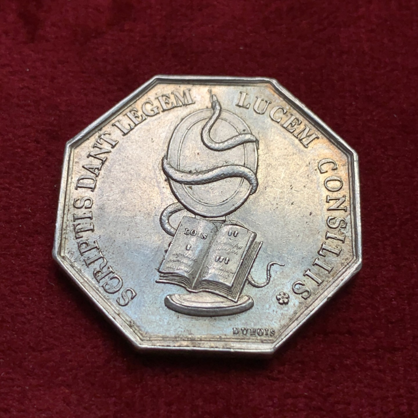 《竞宝斋》第100场-纪念拍卖 (全场包邮)中拍得限量纪念章 法国热芒公证人八角银质代币 手指边铭 银标 重11.26克 对角直径31mm 第一次过手的品种 比较难得