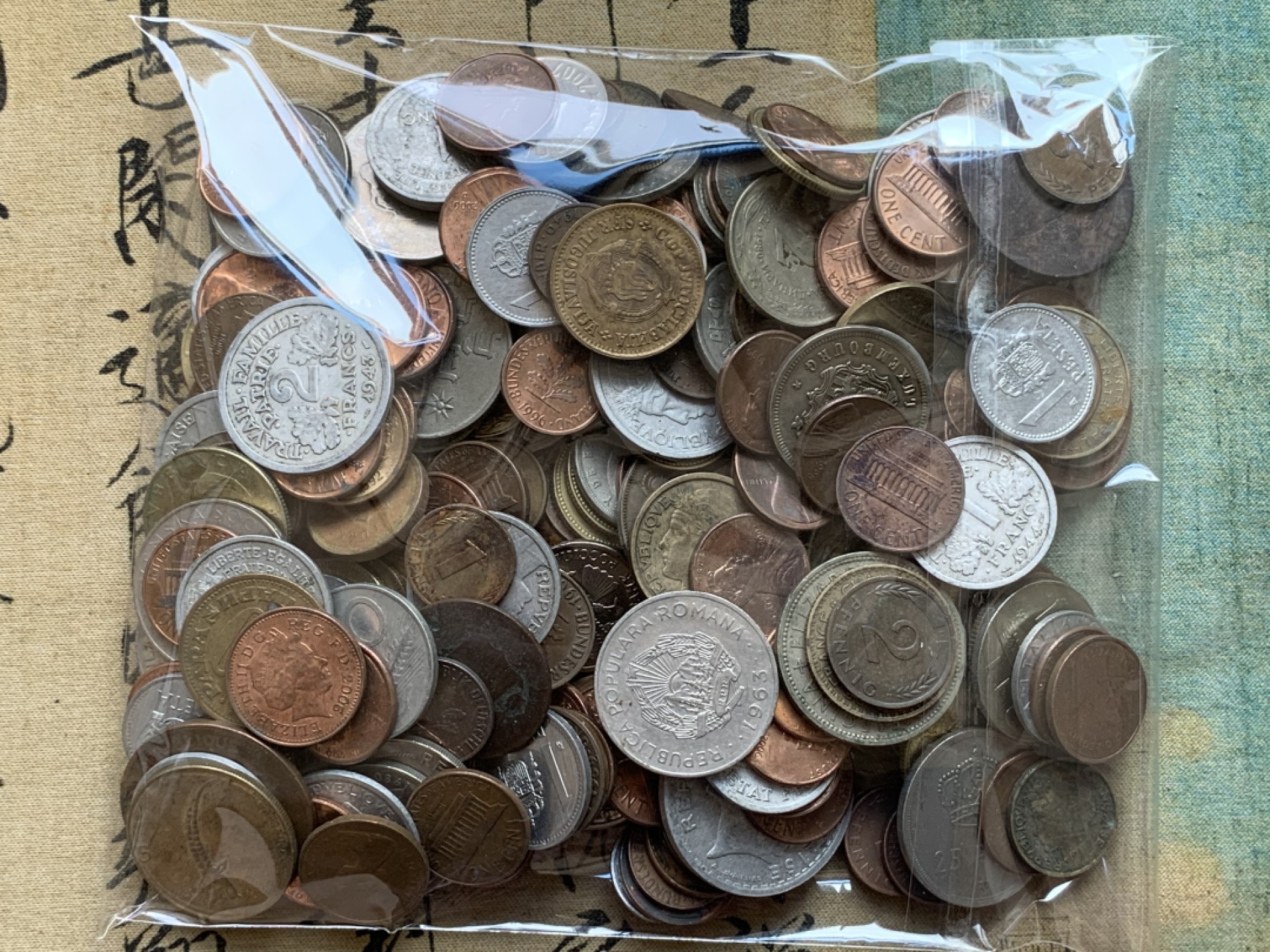 《竞宝斋》第100场-纪念拍卖 (全场包邮)中拍得限量纪念章 散装外币800克 欧洲原包拆出