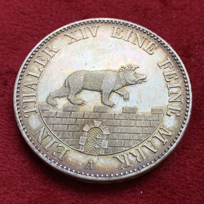 《竞宝斋》第100场-纪念拍卖 (全场包邮)中拍得限量纪念章 - 德国 安哈特 1855年 小熊爬墙 1泰勒大银币 双面炫五彩  细节没得说 自己都没有了 见视频吧