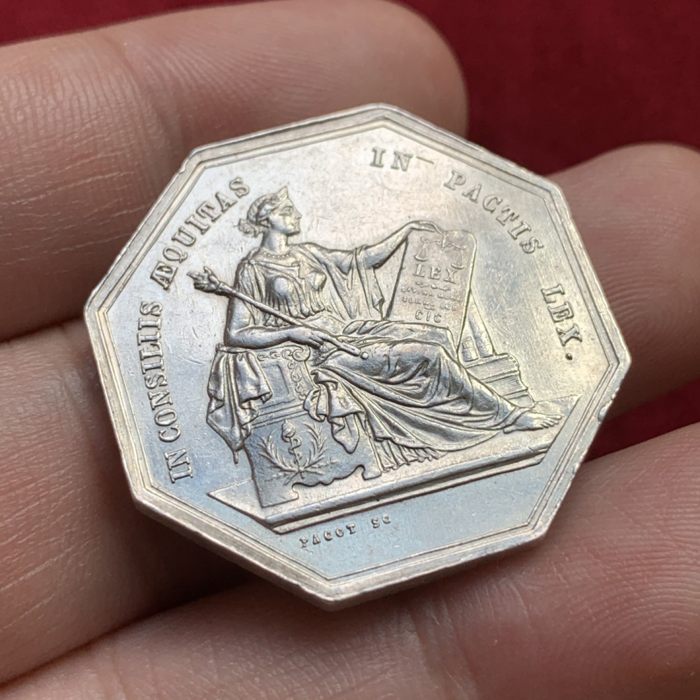 《竞宝斋》第100场-纪念拍卖 (全场包邮)中拍得限量纪念章 法国1880至1898年 公证人八角银章 15.12克 对角直径33.62mm 丰饶角边铭