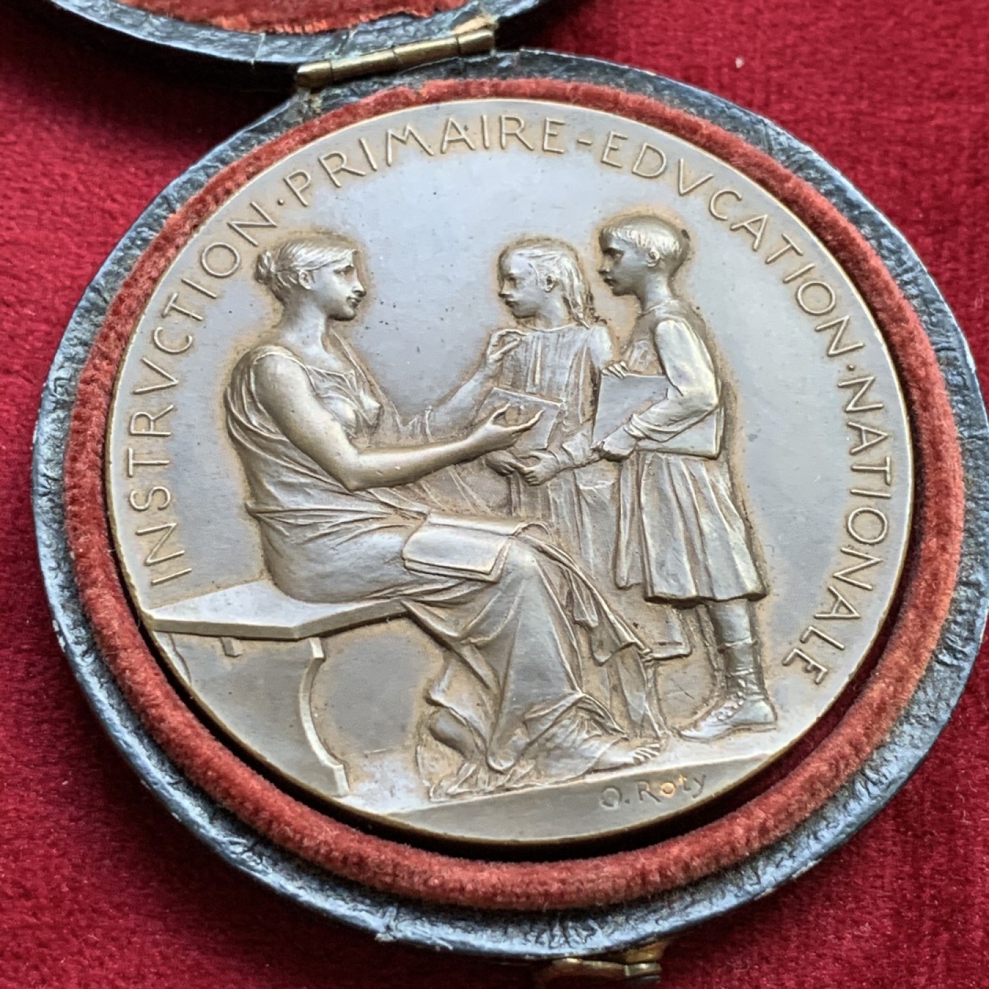 《竞宝斋》第100场-纪念拍卖 (全场包邮)中拍得限量纪念章 罗蒂作品 1899年 法国 初级教育 铜章 原铸带原盒 细节飘逸 非仿制能比 经典之作 66.7克 50.5mm 大规格