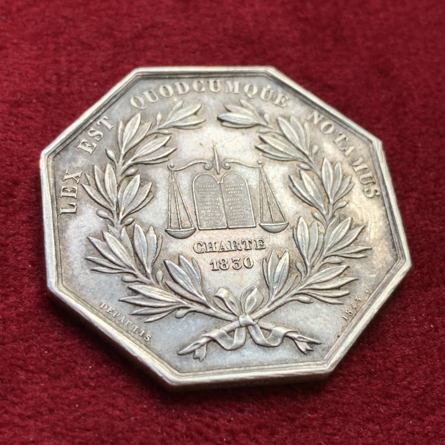 《竞宝斋》第100场-纪念拍卖 (全场包邮)中拍得限量纪念章 法国1842年卡昂公证人银质代币 原味包浆 少见品种 对角直径34.8mm 重13.1克 手指铭 银标