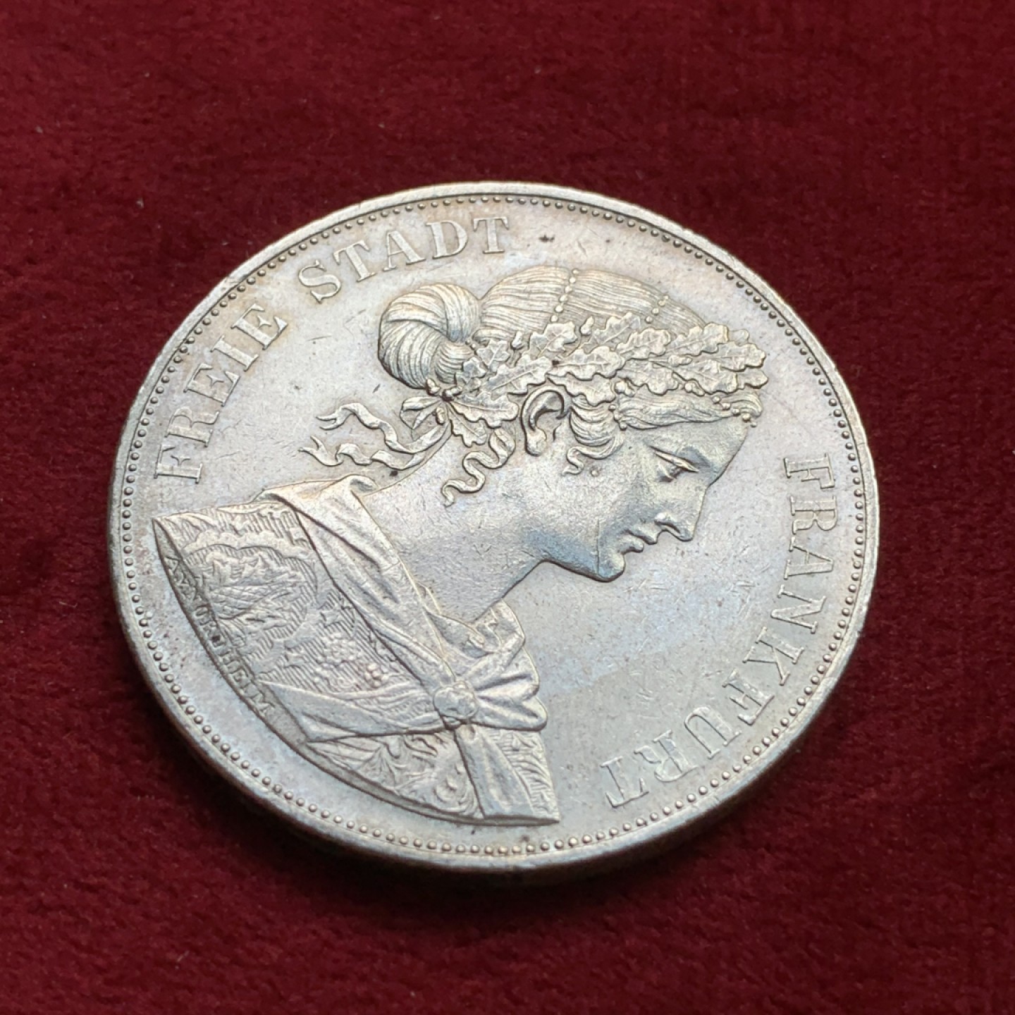 《竞宝斋》第100场-纪念拍卖 (全场包邮)中拍得限量纪念章 德国 1861年 法兰克福 少女 2泰勒 银币 37克大规格 状态好 带光 见视频