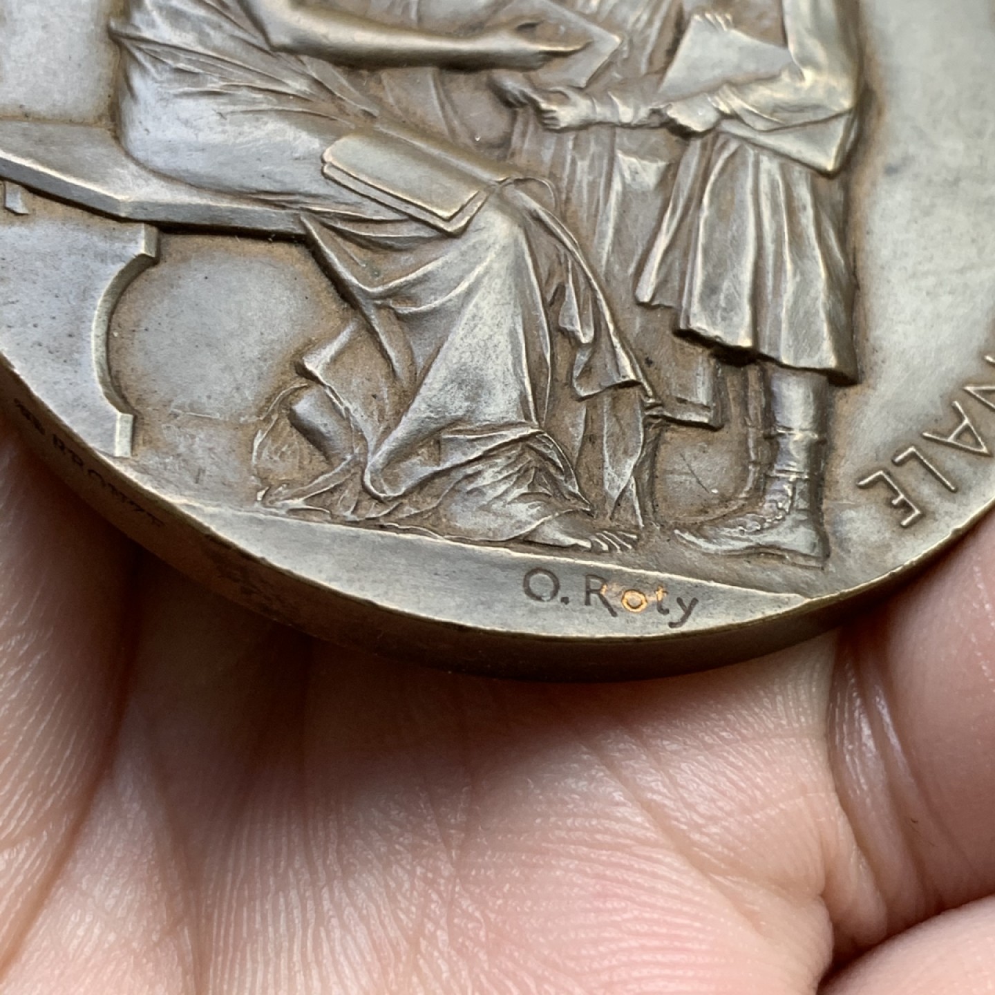 《竞宝斋》第100场-纪念拍卖 (全场包邮)中拍得限量纪念章 罗蒂作品 1899年 法国 初级教育 铜章 原铸带原盒 细节飘逸 非仿制能比 经典之作 66.7克 50.5mm 大规格