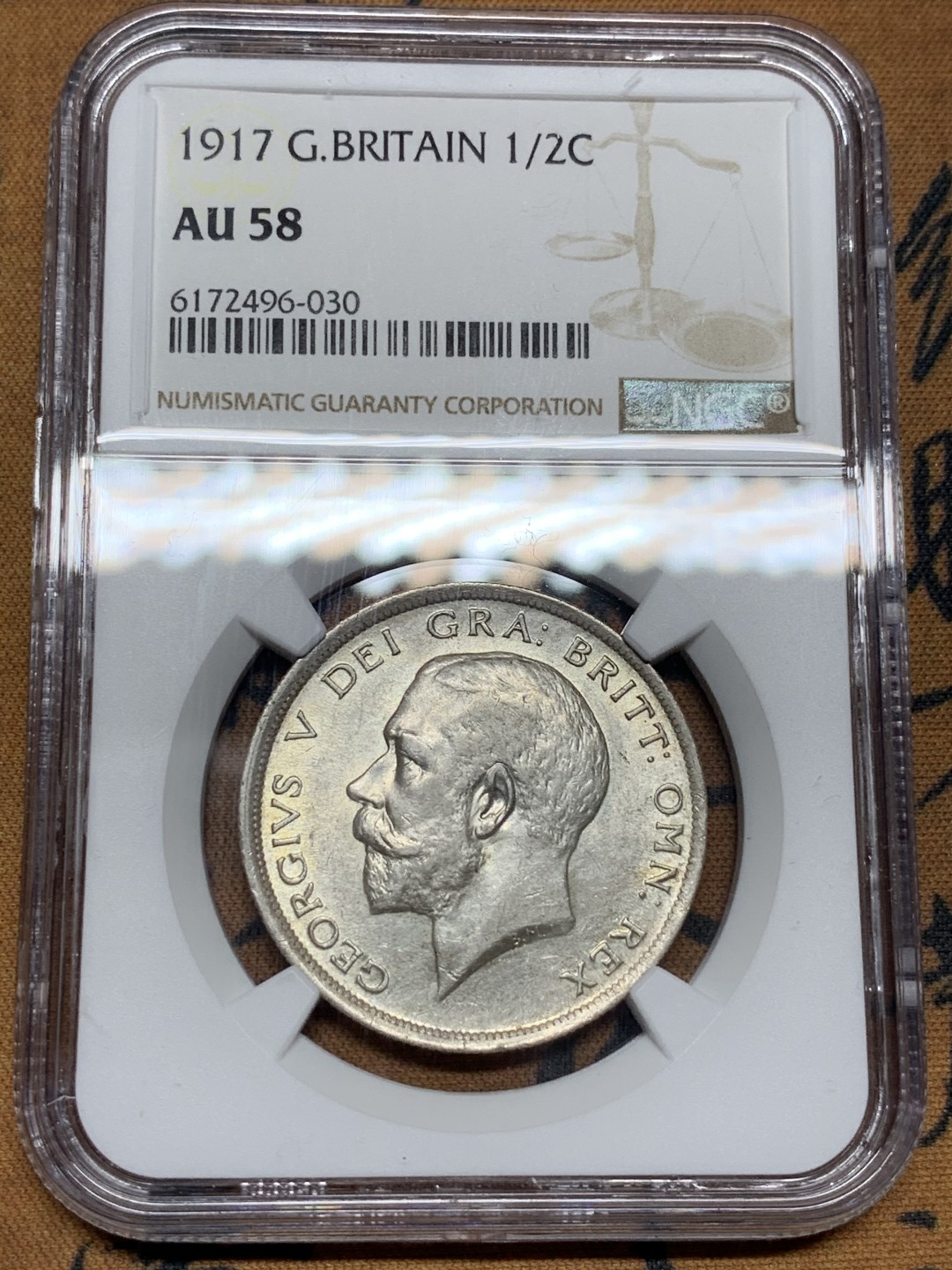 《竞宝斋》第100场-纪念拍卖 (全场包邮)中拍得限量纪念章 NGC AU58 英国 1917年 乔治五世 半克朗 银币 深打底光 这版MS高分的头发也看不清 所以状态很重要
