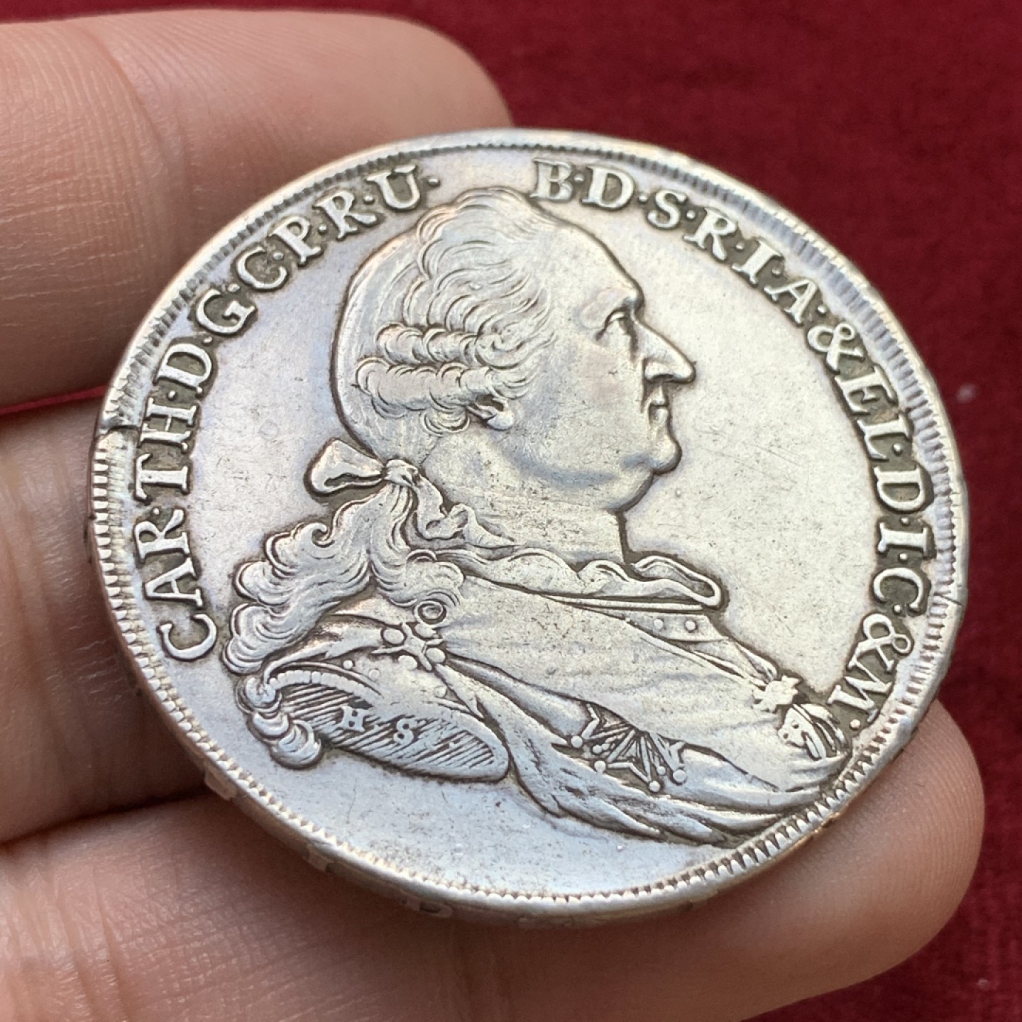 《竞宝斋》第100场-纪念拍卖 (全场包邮)中拍得限量纪念章 德国 巴伐利亚 1778年 卡尔·西奥多 圣母抱婴 泰勒大银币少见品种 这枚细节很不错 边有小铸裂