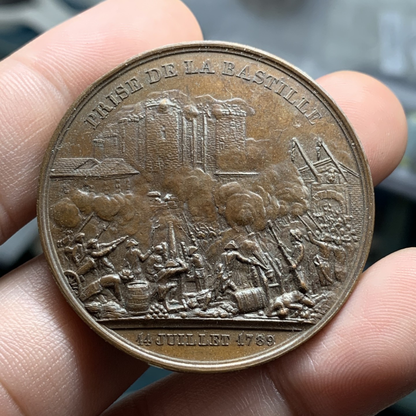 《竞宝斋》第100场-纪念拍卖 (全场包邮)中拍得限量纪念章 法国 1844年 纪念 攻占巴士底狱 铜章 巧克力包浆 细节精美 仿佛身临其境  重43.7克 直径42.4mm 厚重 手指铭