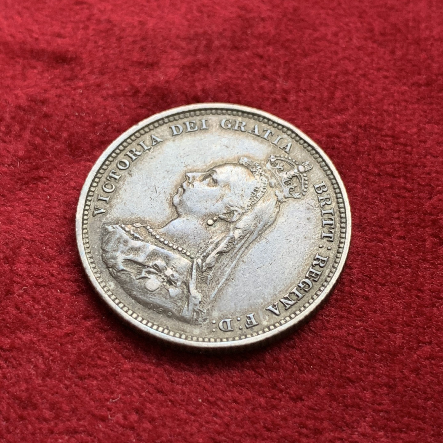 《竞宝斋》第100场-纪念拍卖 (全场包邮)中拍得限量纪念章 英国 1887年 维多利亚女王 高冠版 1先令 银币 原味包浆 细节不错