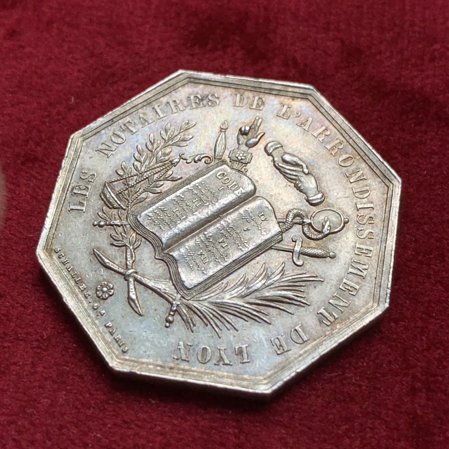 《竞宝斋》第100场-纪念拍卖 (全场包邮)中拍得限量纪念章 法国 1883年 里昂公证处 宪法握手版 八角银质代币 重16.6克 对角直径35.1mm 比较大的规格 丰饶角边铭 银标 元素非常丰富