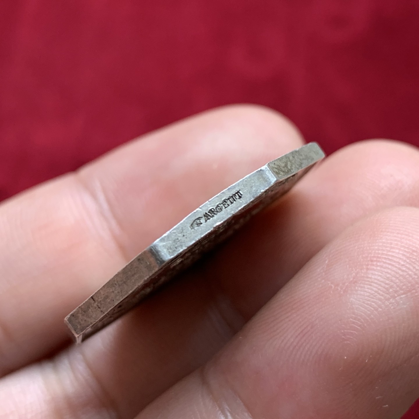 《竞宝斋》第100场-纪念拍卖 (全场包邮)中拍得限量纪念章 法国热芒公证人八角银质代币 手指边铭 银标 重11.26克 对角直径31mm 第一次过手的品种 比较难得