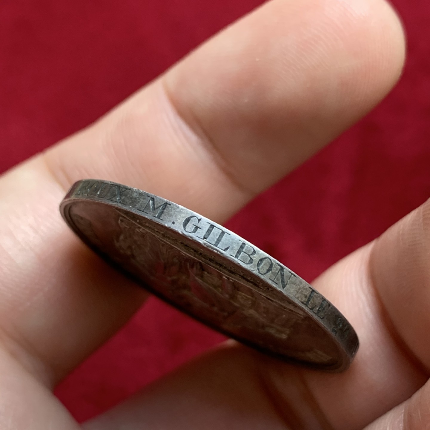 《竞宝斋》第100场-纪念拍卖 (全场包邮)中拍得限量纪念章 法国 1876年 银质婚章 深五彩包浆 背面花体铭文 边缘带新人名字及结婚日期 蜜蜂边铭 银标 直径33.7mm 重16克