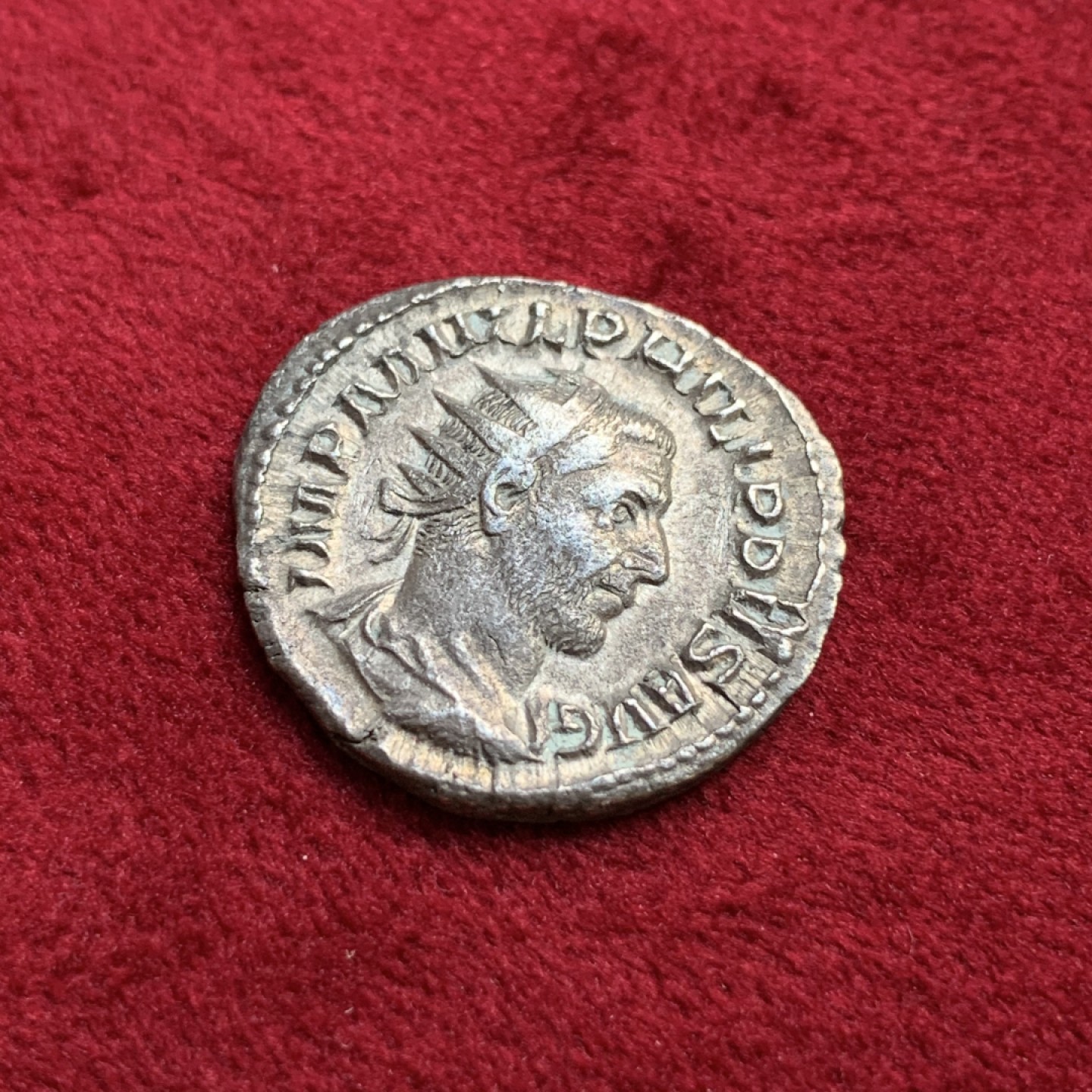 《竞宝斋》第100场-纪念拍卖 (全场包邮)中拍得限量纪念章 古罗马 公元 244-249年 菲利普一世 1D 银币 4.31克 细节非常打制均衡 可收藏