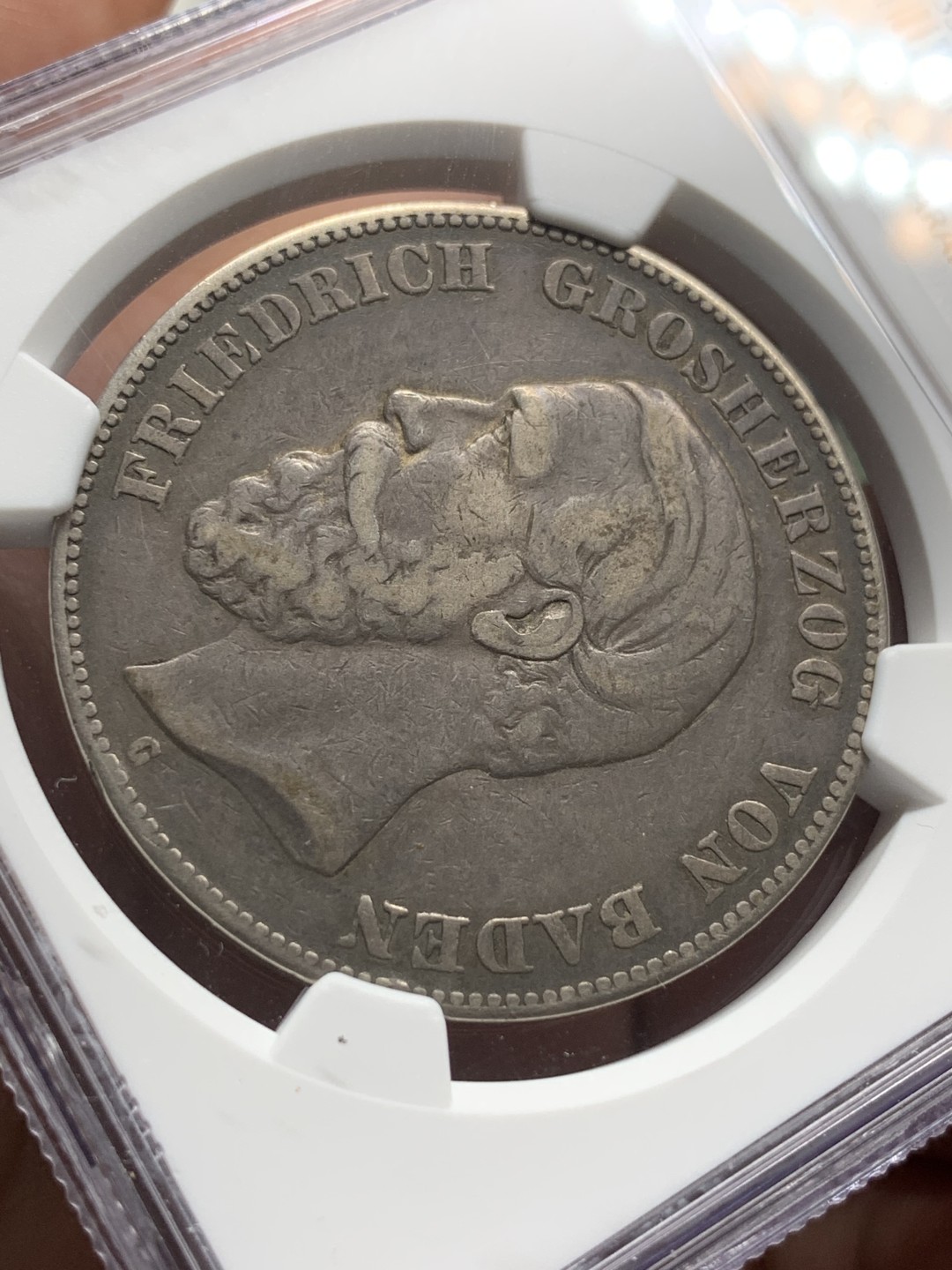 《竞宝斋》第100场-纪念拍卖 (全场包邮)中拍得限量纪念章 错版币 NGC VF30 德国 巴登 1876G 5马克银币 BADEN制作成了BVDEN  书价很高 XF的状态给了VF 你呢