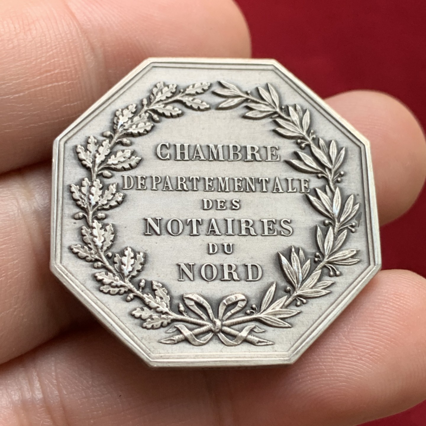 《竞宝斋》第100场-纪念拍卖 (全场包邮)中拍得限量纪念章 法国里尔省公证女神八角银章 重19.24克 对角直径36.7mm 丰饶角边铭 银标