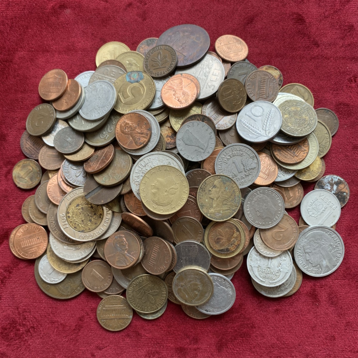 《竞宝斋》第100场-纪念拍卖 (全场包邮)中拍得限量纪念章 散装外币800克 欧洲原包拆出