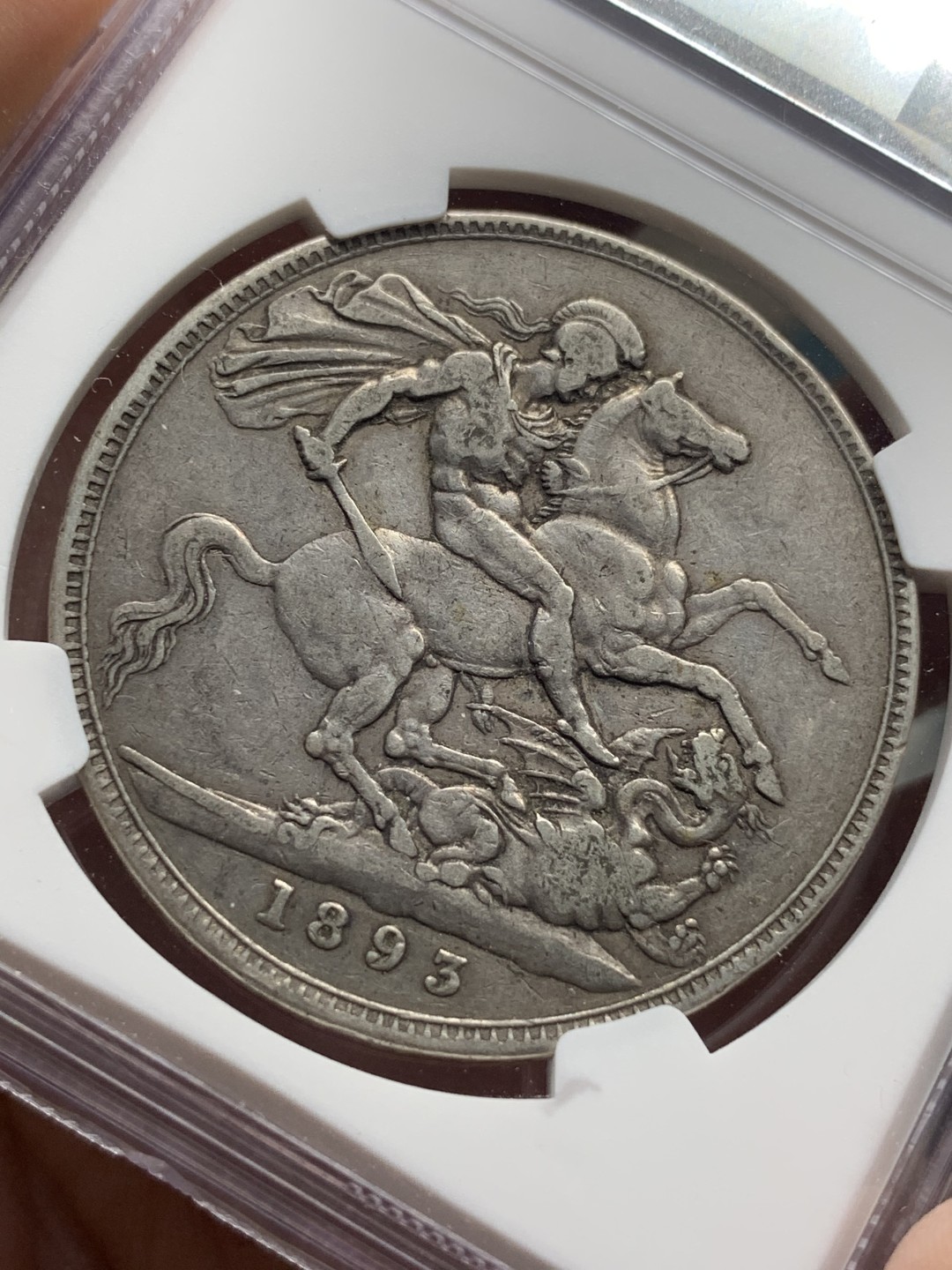 《竞宝斋》第100场-纪念拍卖 (全场包邮)中拍得限量纪念章 NGC XF40 英国 1893年 维多利亚女王 披纱版 克朗马剑银币 原味包浆 尽在状态中