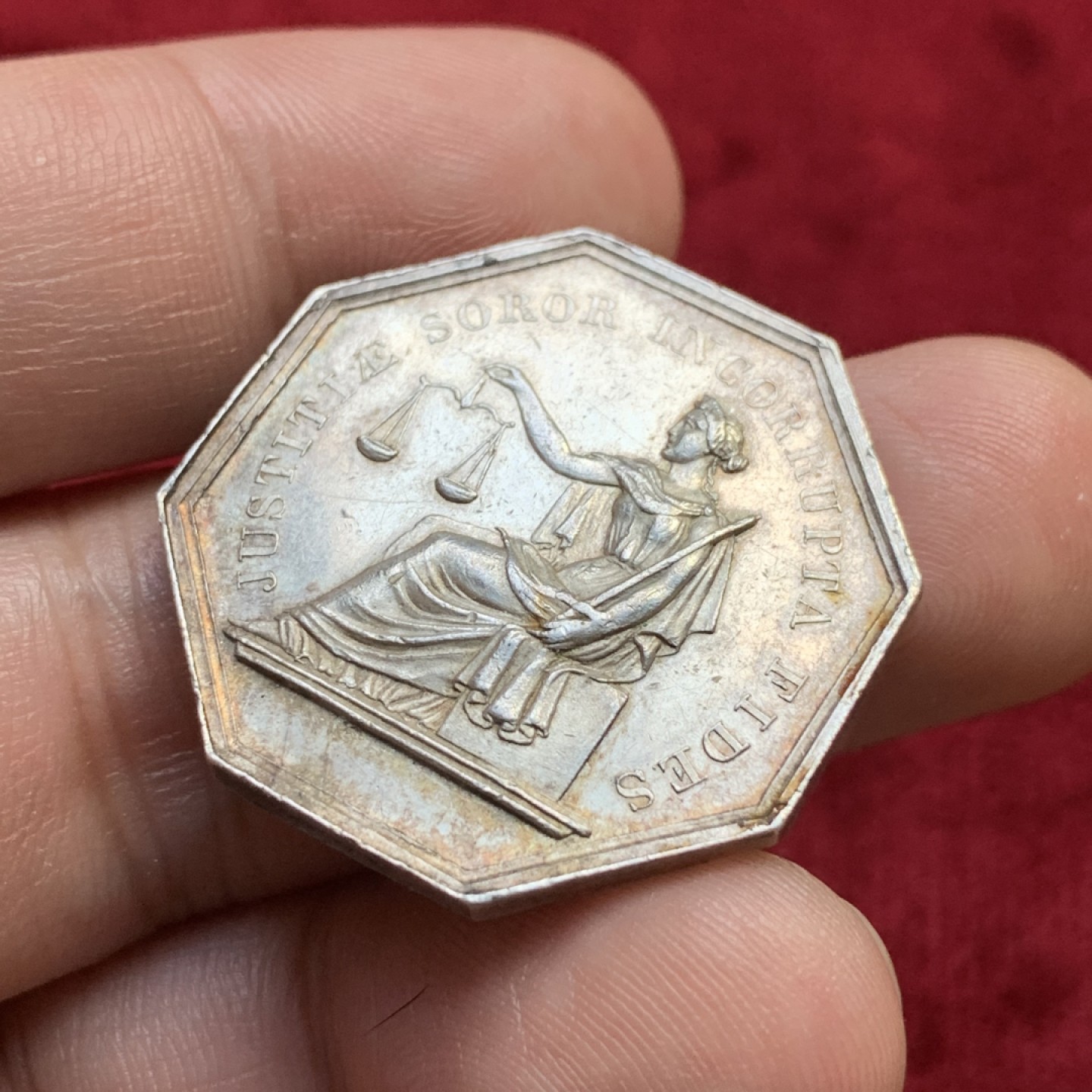 《竞宝斋》第100场-纪念拍卖 (全场包邮)中拍得限量纪念章 法国公平女神 银质八角代币 重12克 对角直径32mm 蜜蜂边铭 银标