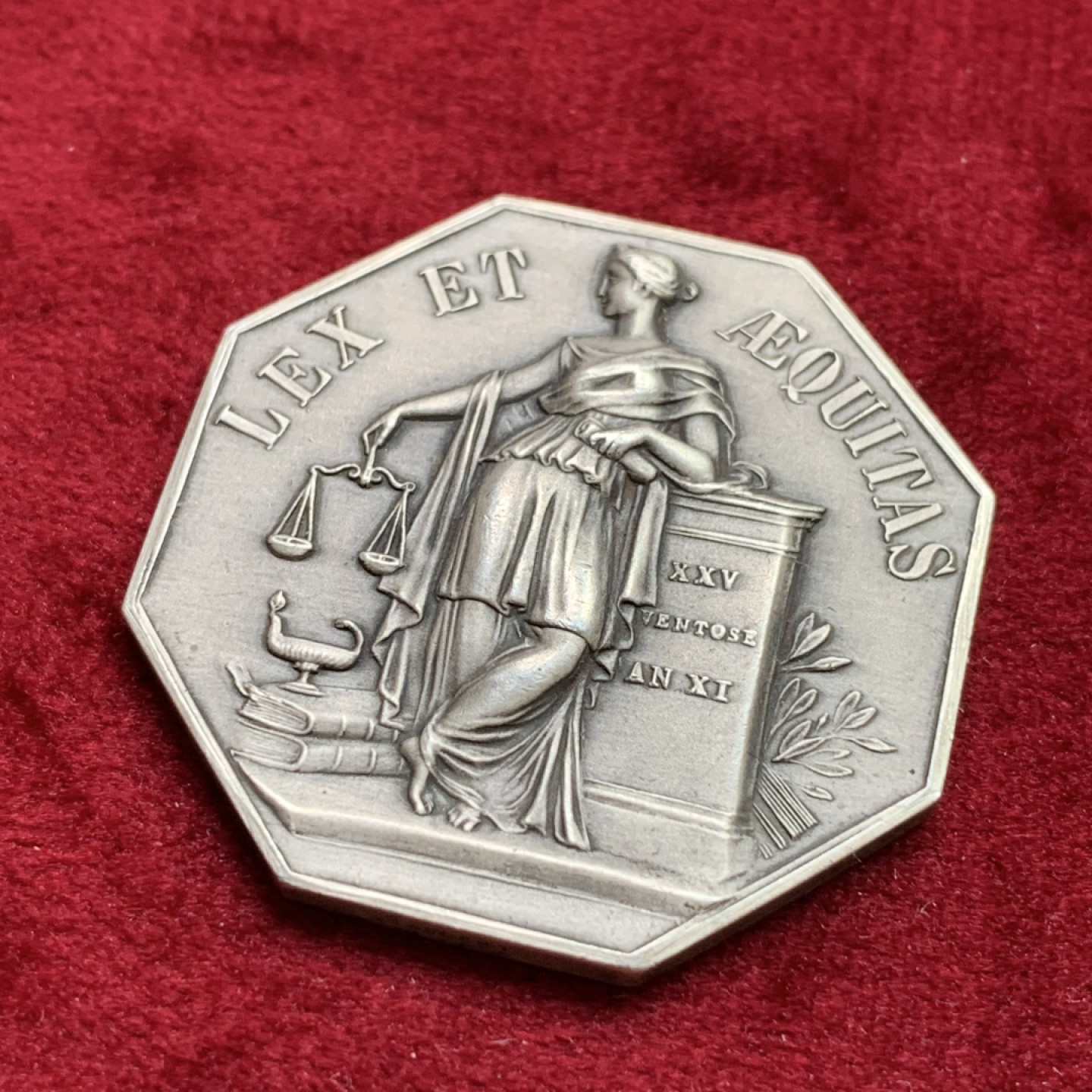 《竞宝斋》第100场-纪念拍卖 (全场包邮)中拍得限量纪念章 法国里尔省公证女神八角银章 重19.24克 对角直径36.7mm 丰饶角边铭 银标