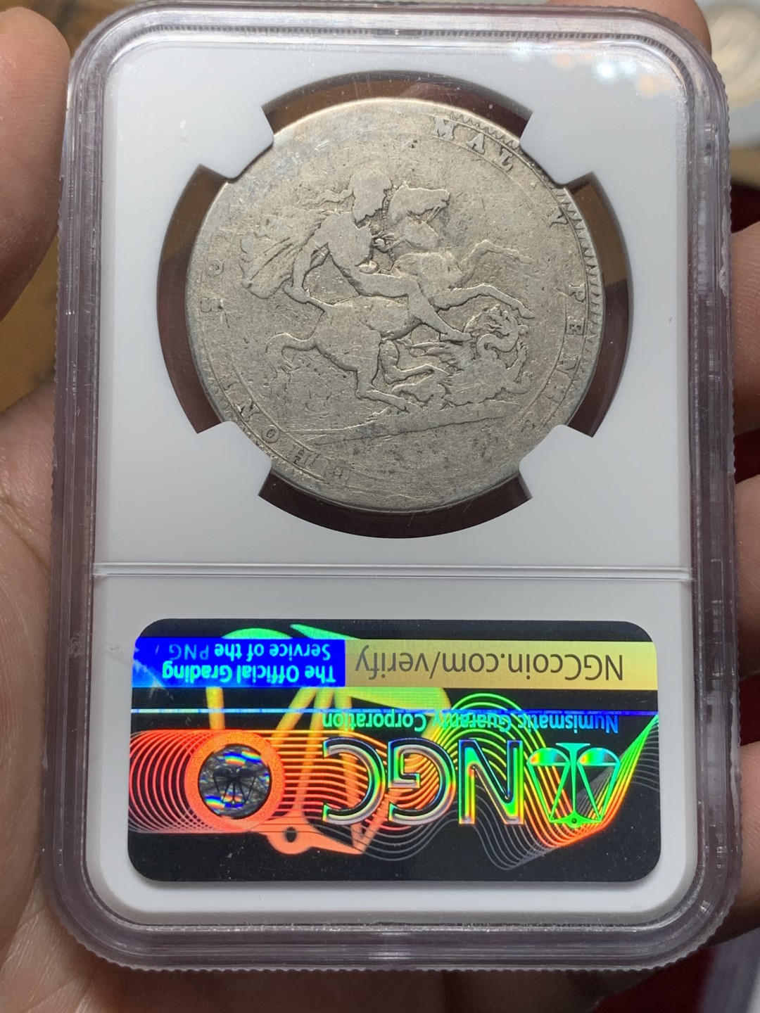 《竞宝斋》第100场-纪念拍卖 (全场包邮)中拍得限量纪念章 NGC G4 英国 1820年 乔三 马剑克朗银币 200年的历练 温润的状态 MS易得 低分难求