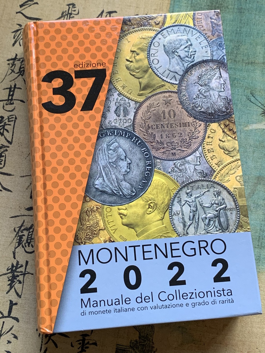 《竞宝斋》第100场-纪念拍卖 (全场包邮)中拍得限量纪念章 2022精装版 意大利钱币 收藏目录 厚达735页 文字表述详尽，图片清晰 意大利玩家不可多得的好书