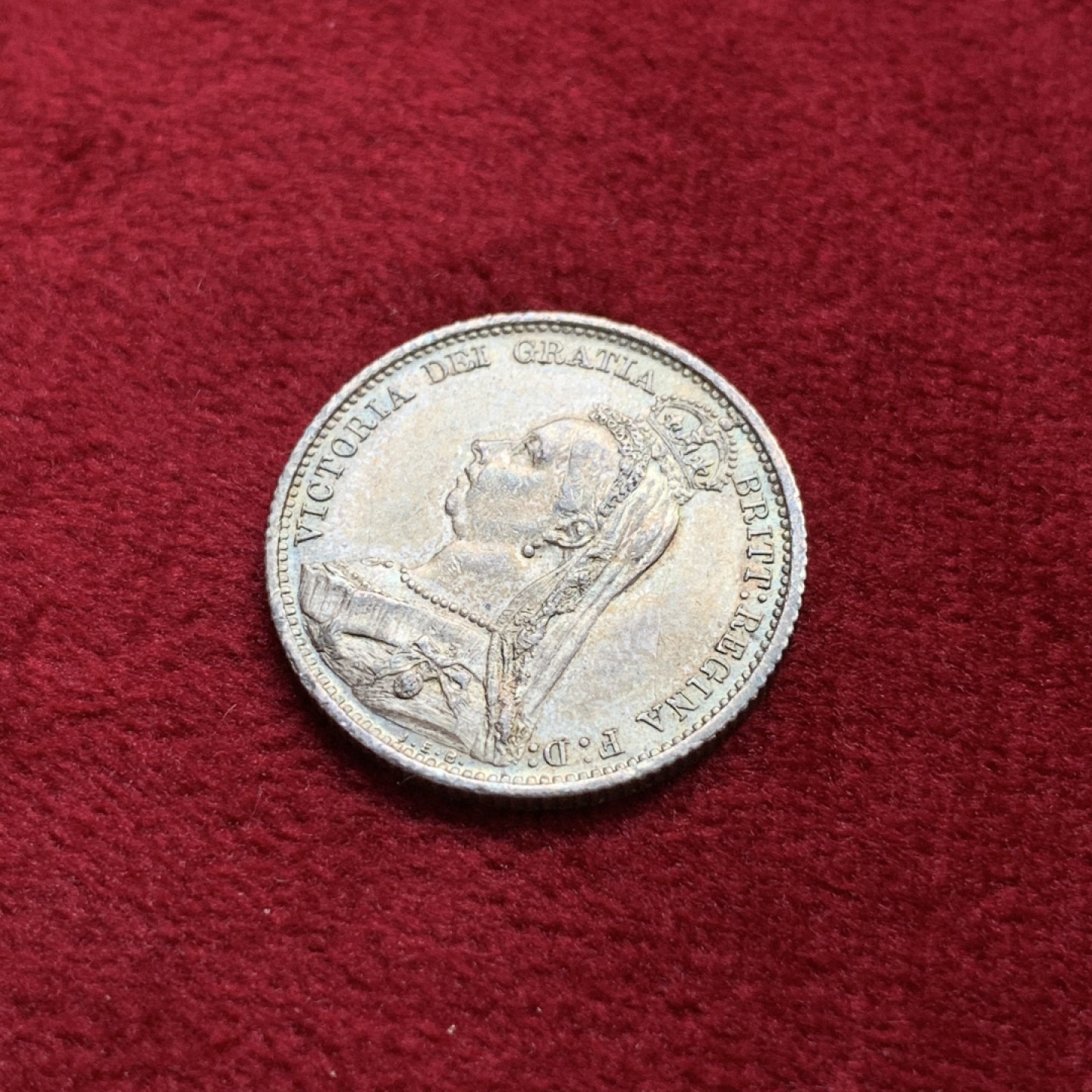 《竞宝斋》第100场-纪念拍卖 (全场包邮)中拍得限量纪念章 英国 1887年 维多利亚女王 6便士银币 好细节 深包浆 难得裸币