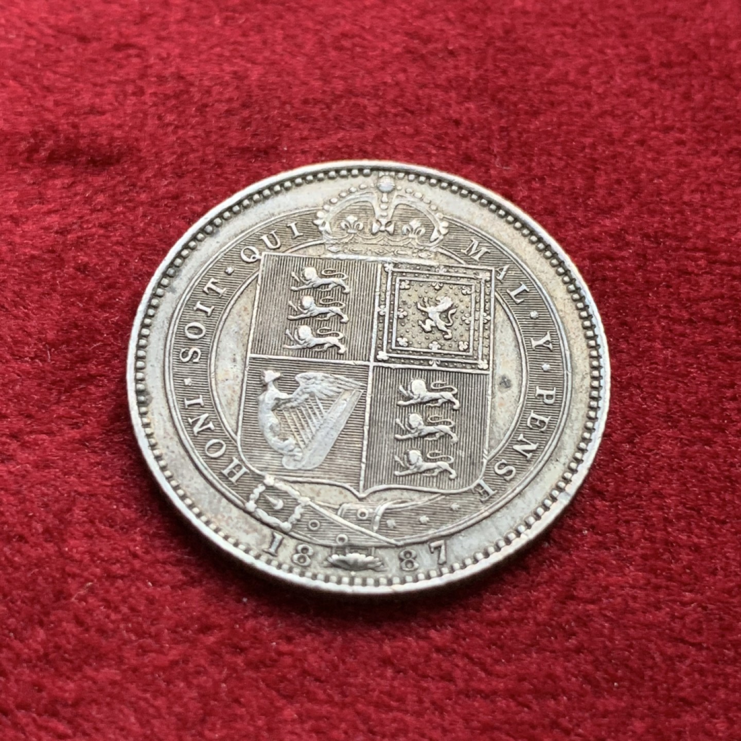 《竞宝斋》第100场-纪念拍卖 (全场包邮)中拍得限量纪念章 英国 1887年 维多利亚女王 高冠版 1先令 银币 原味包浆 细节不错