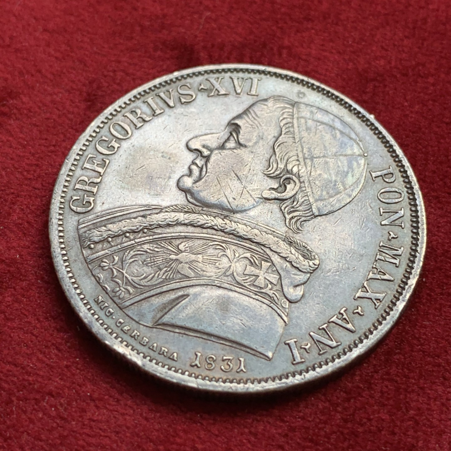 《竞宝斋》第100场-纪念拍卖 (全场包邮)中拍得限量纪念章 梵蒂冈1831年 耶稣降生大银币 顶部边齿有痕迹 细节见图