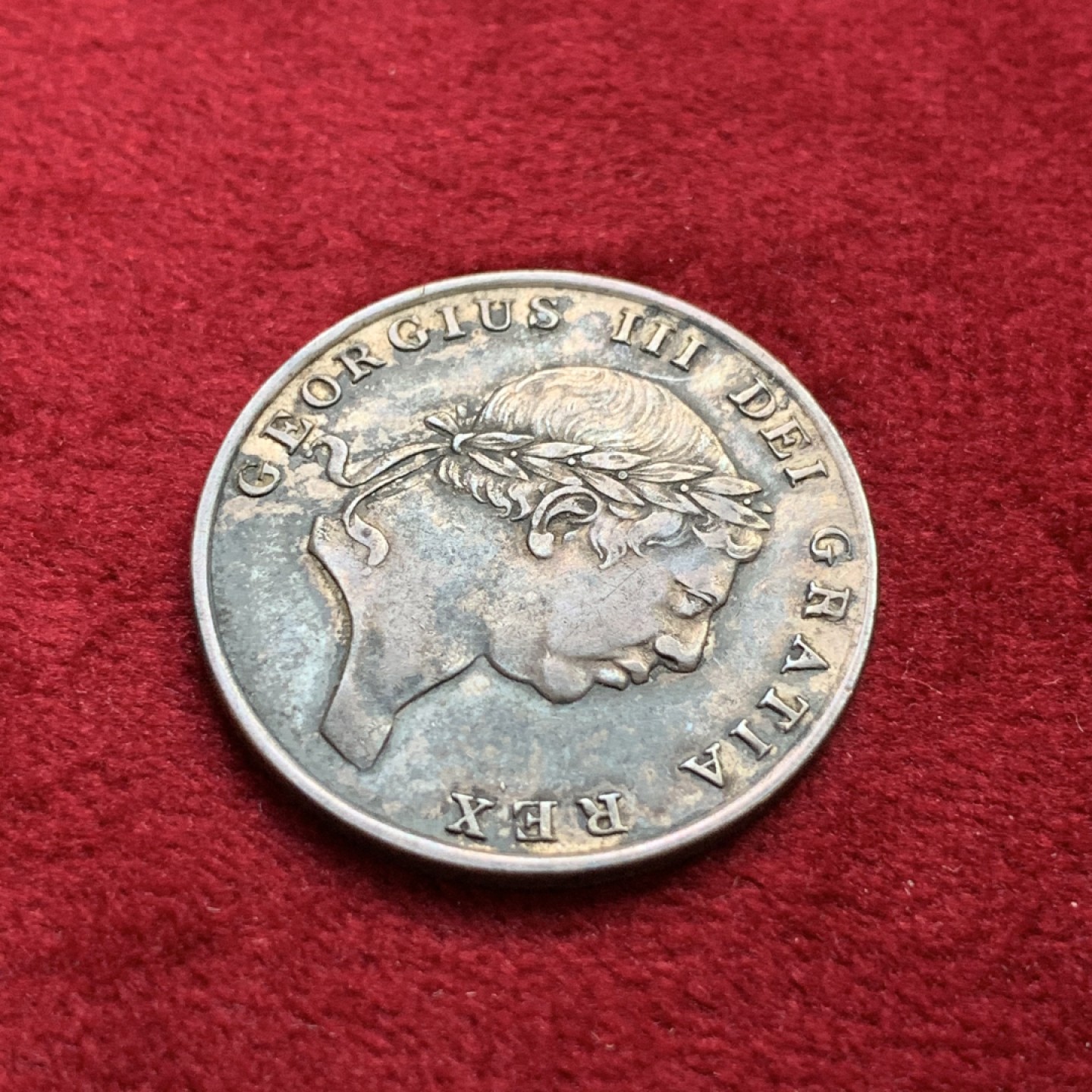 《竞宝斋》第100场-纪念拍卖 (全场包邮)中拍得限量纪念章 AU+ 英格兰 1813年  乔三 1先令6便士银币 原味深包浆 难得品相 书价极高XF的300美元