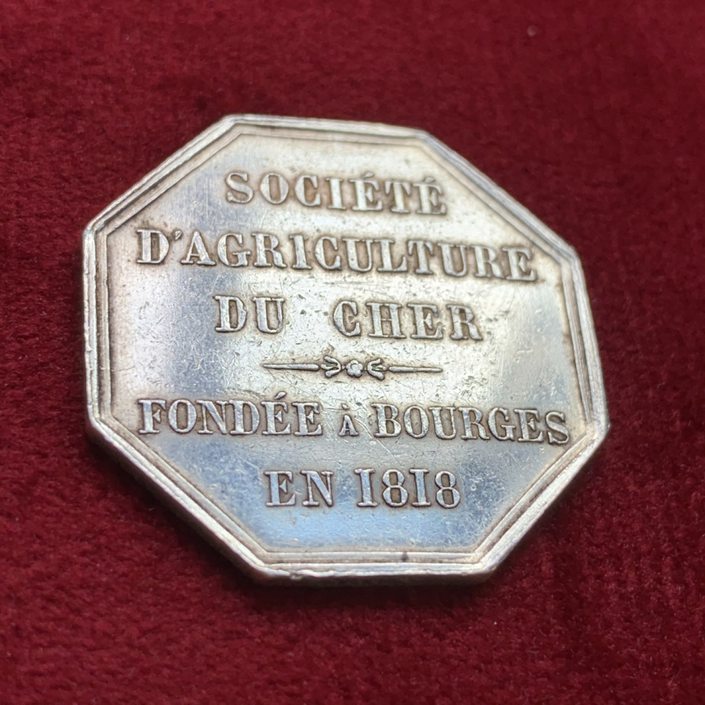 《竞宝斋》第100场-纪念拍卖 (全场包邮)中拍得限量纪念章 法国 1818年 农业部八角银质代币 重8.37克 对角29.9mm 蜜蜂边铭 银标