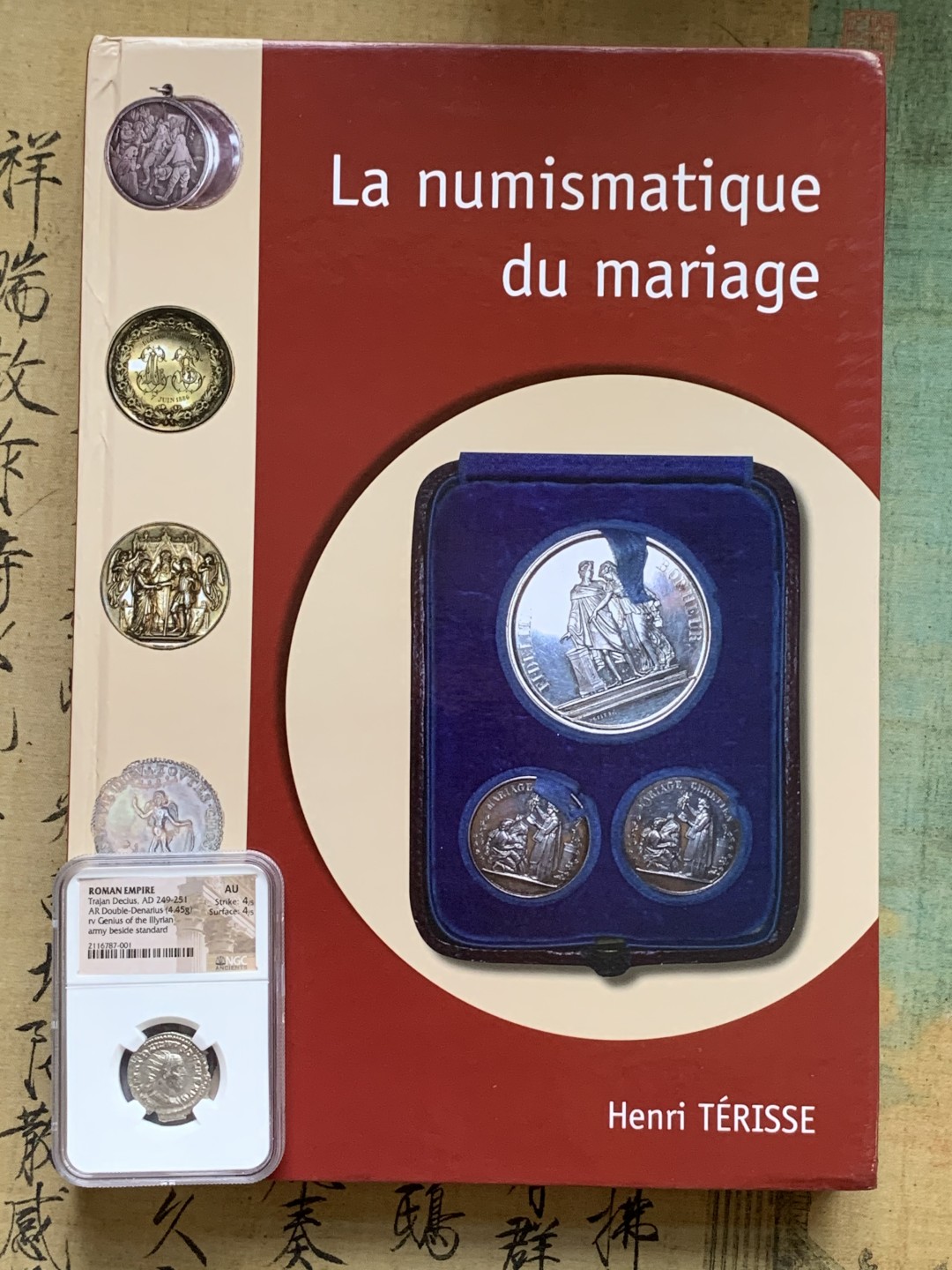 《竞宝斋》第100场-纪念拍卖 (全场包邮)中拍得限量纪念章 法国 婚章 目录 厚达 320页 重达1.6公斤 A4纸大小 亏运费的品种 不过介绍的非常详细 版本众多