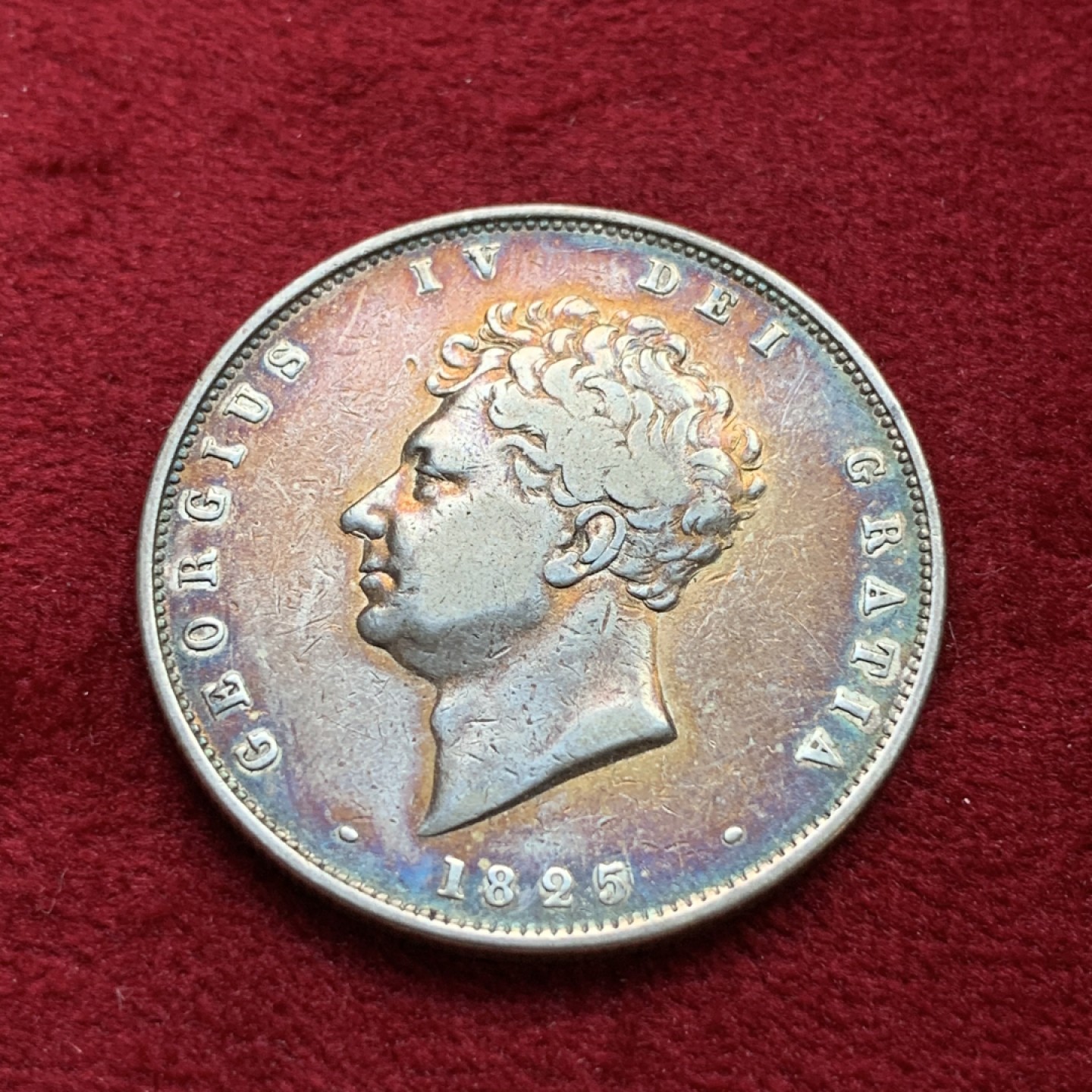 《竞宝斋》第100场-纪念拍卖 (全场包邮)中拍得限量纪念章 少见品种 英国 1825年 乔四 半克朗银币 细节很不错 包浆放几年室内自然形成 大窗帘也不错