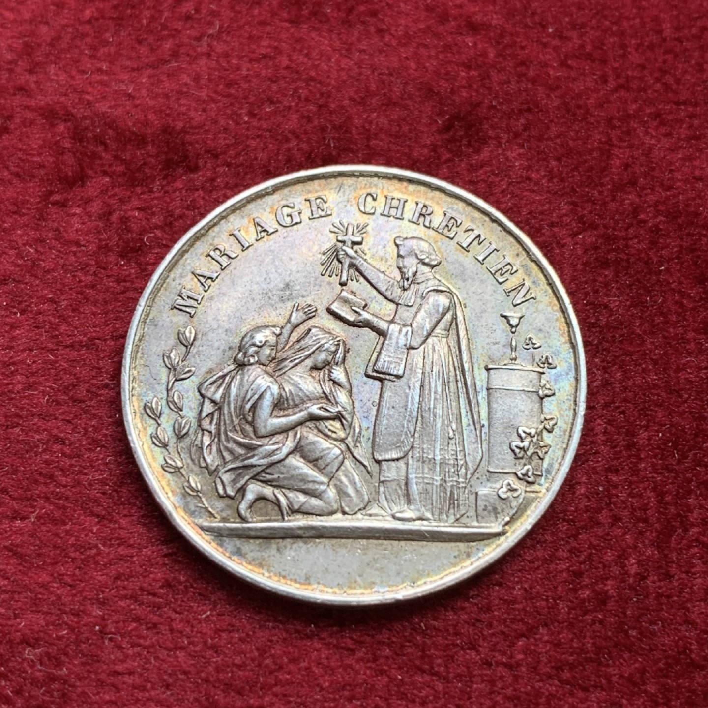 《竞宝斋》第100场-纪念拍卖 (全场包邮)中拍得限量纪念章 法国 1860至1879年 百年老彩 结婚纪念银章 直径23.9mm 重5.1克 蜜蜂边铭 银标