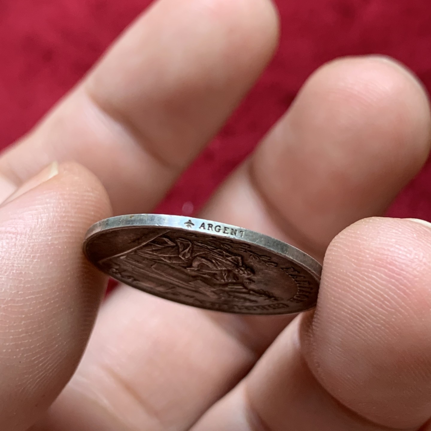 《竞宝斋》第100场-纪念拍卖 (全场包邮)中拍得限量纪念章 法国 1860至1879年 百年老彩 结婚纪念银章 直径23.9mm 重5.1克 蜜蜂边铭 银标