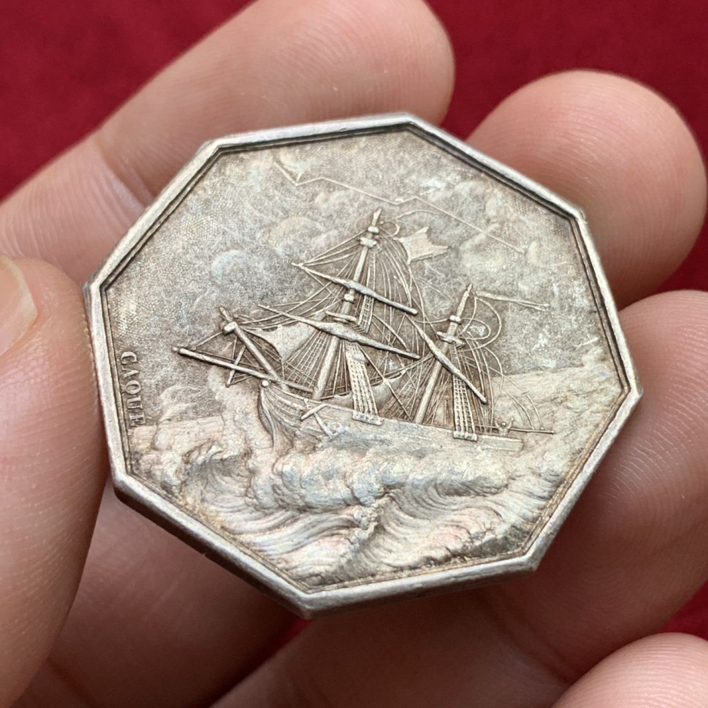 《竞宝斋》第100场-纪念拍卖 (全场包邮)中拍得限量纪念章 名誉品 法国1832至1841年海洋保险 海妖 八角银质代币 深彩包浆 细节保存的非常好 脸部清晰 法代目录封面币 神灯边铭 重17.44克 对角直径35.8mm