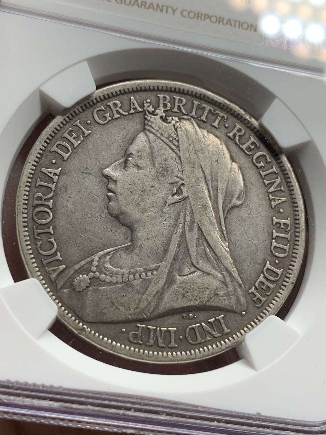 《竞宝斋》第100场-纪念拍卖 (全场包邮)中拍得限量纪念章 NGC XF40 英国 1893年 维多利亚女王 披纱版 克朗马剑银币 原味包浆 尽在状态中