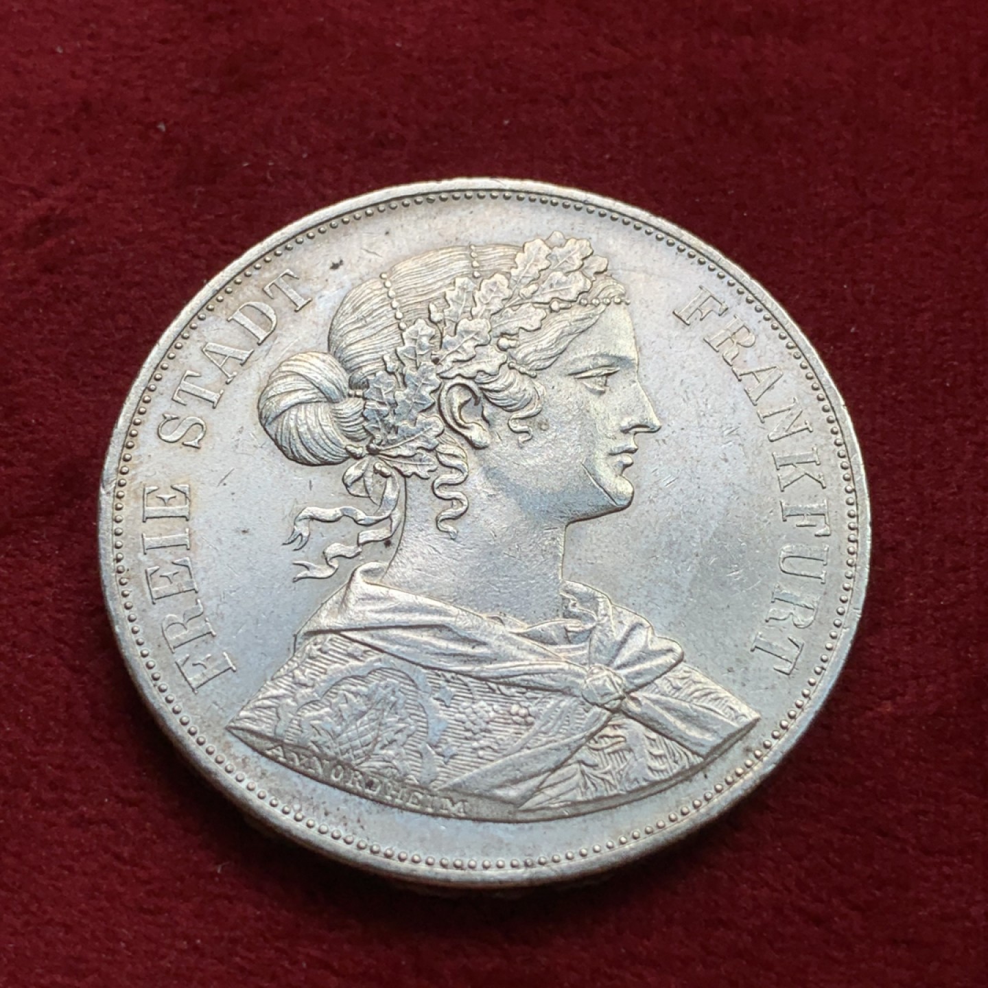 《竞宝斋》第100场-纪念拍卖 (全场包邮)中拍得限量纪念章 德国 1861年 法兰克福 少女 2泰勒 银币 37克大规格 状态好 带光 见视频