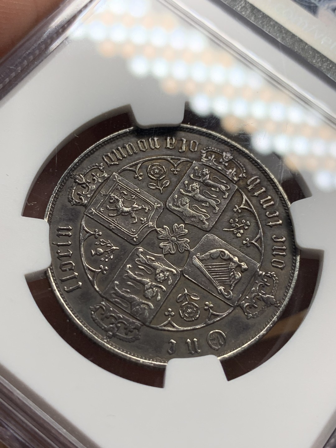 《竞宝斋》第100场-纪念拍卖 (全场包邮)中拍得限量纪念章 NGC AU评级 英国 1880年 维多利亚女王 哥特福林 银币 欧洲拍回的裸币 双面深黑包浆 没分太正常了