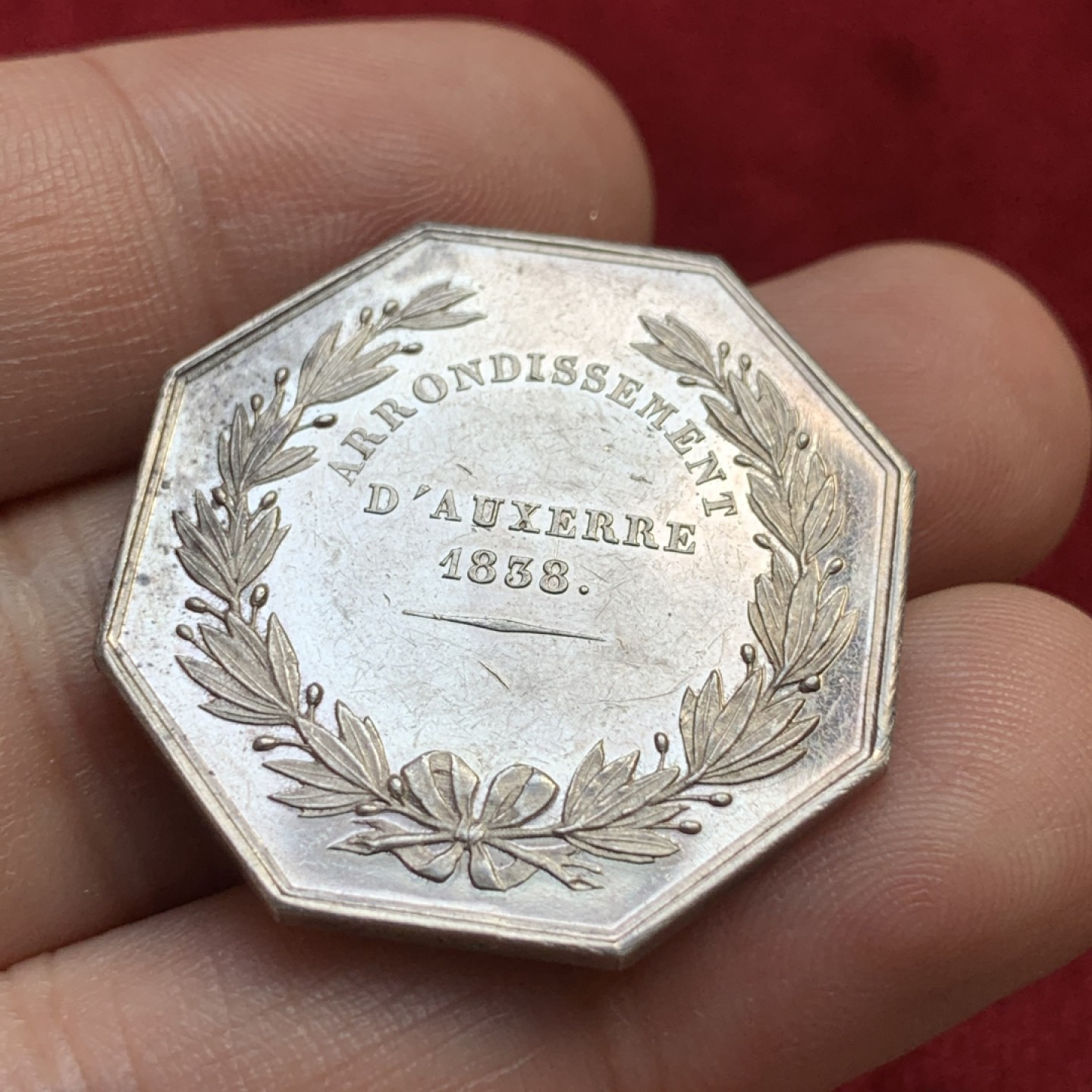 《竞宝斋》第100场-纪念拍卖 (全场包邮)中拍得限量纪念章 法国 1838年公证人八角银质代币 重13.3克 对角直径33mm 手指边铭 银标