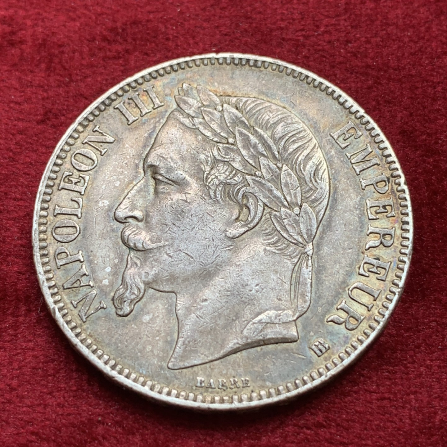 《竞宝斋》第100场-纪念拍卖 (全场包邮)中拍得限量纪念章 法国 1867年 拿三5法郎银币 双面深五彩包浆 细节保存很好 鹰基本没有磨损