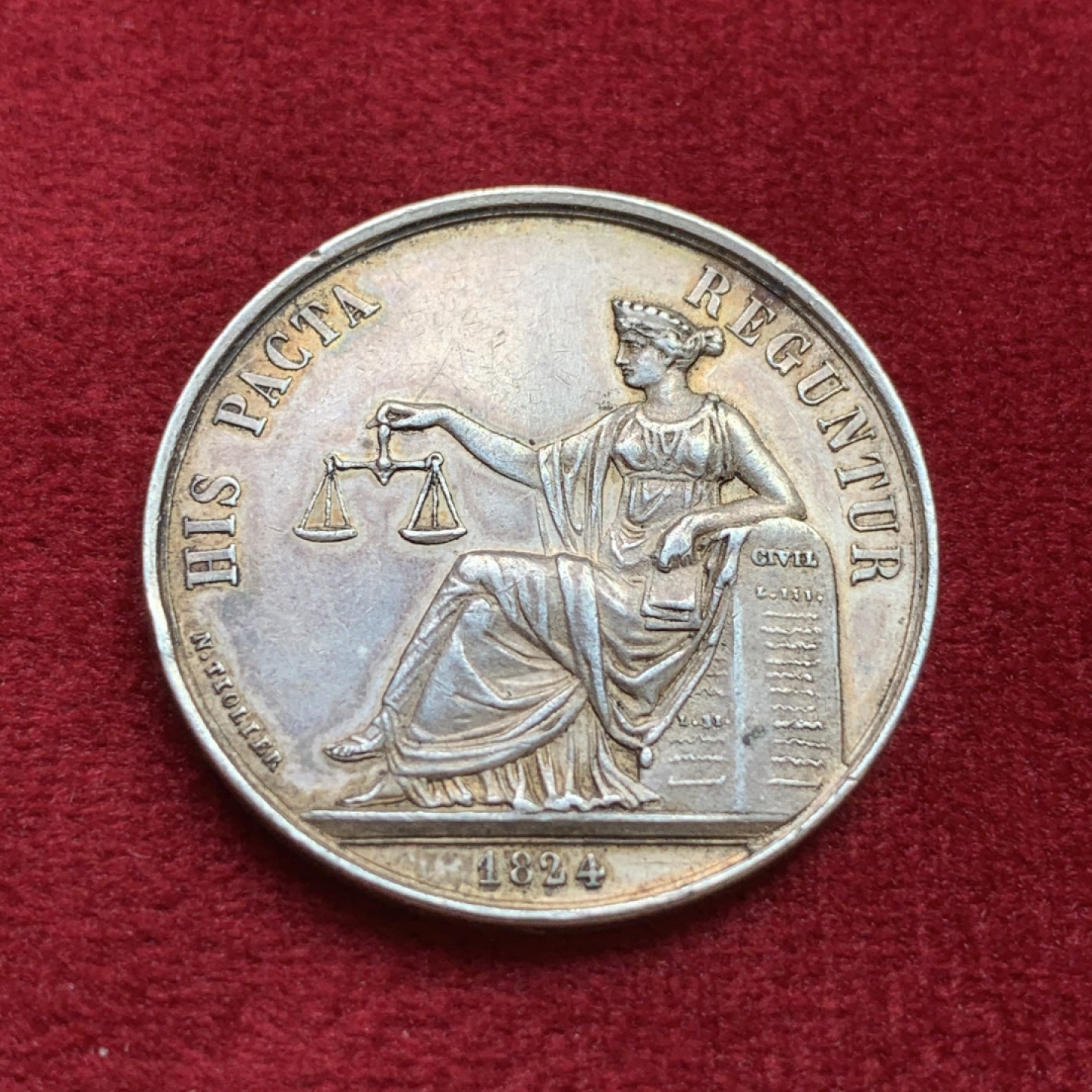 《竞宝斋》第100场-纪念拍卖 (全场包邮)中拍得限量纪念章 法国 1824年 兰斯区公证人圆型代币 丰饶角边铭 原味深五彩包浆 重11.9克 直径33.3mm 