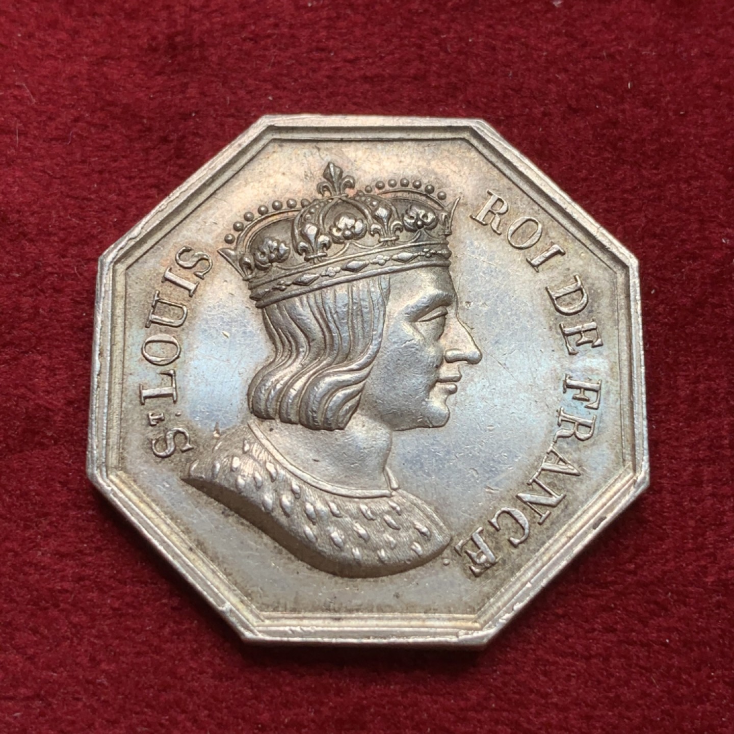 《竞宝斋》第100场-纪念拍卖 (全场包邮)中拍得限量纪念章 法国1832至1841年圣路易斯公证人八角银质代币 非常少见品种 细节保存的非常好 重14.45克 对角直径33.8mm 神灯边铭 银标
