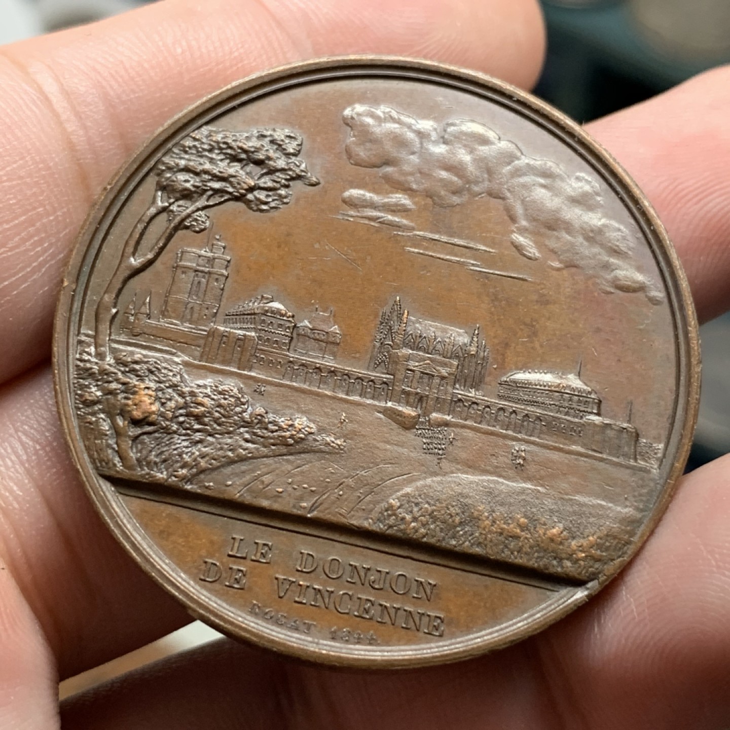 《竞宝斋》第100场-纪念拍卖 (全场包邮)中拍得限量纪念章 法国 1844年 纪念 攻占巴士底狱 铜章 巧克力包浆 细节精美 仿佛身临其境  重43.7克 直径42.4mm 厚重 手指铭